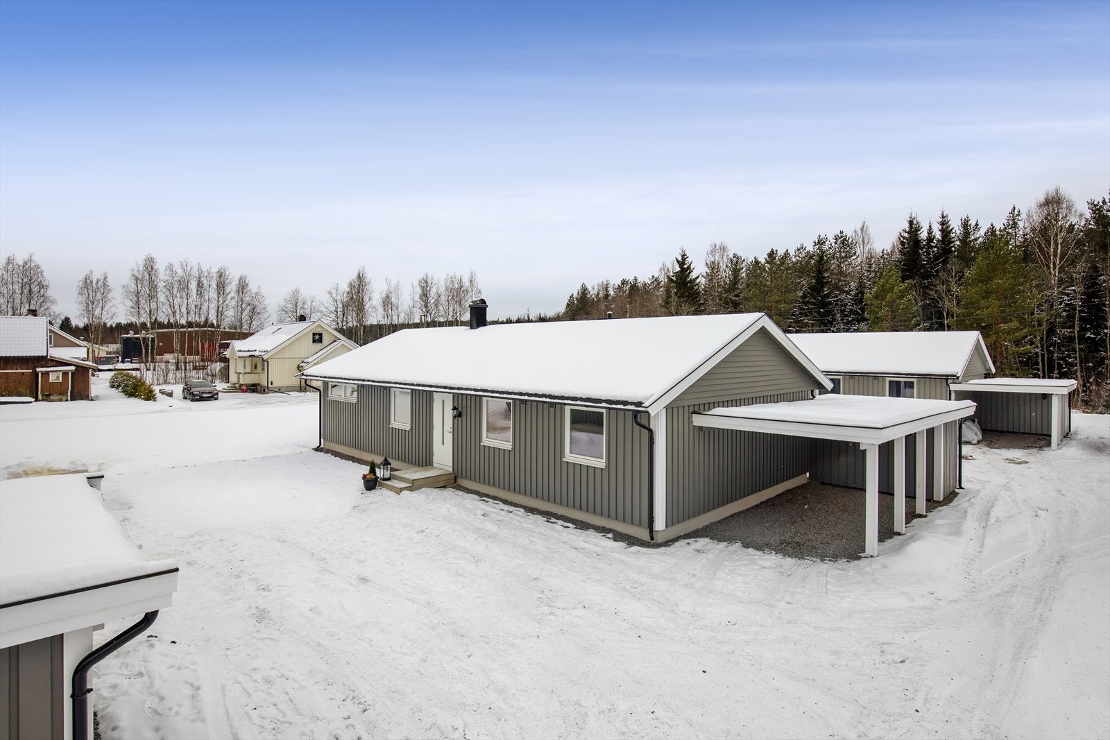 Dette er et hyggelig lite boligfelt med kun 4 hus i en blindvei, så her slipper du gjennomgangstrafikk. Galleribilde