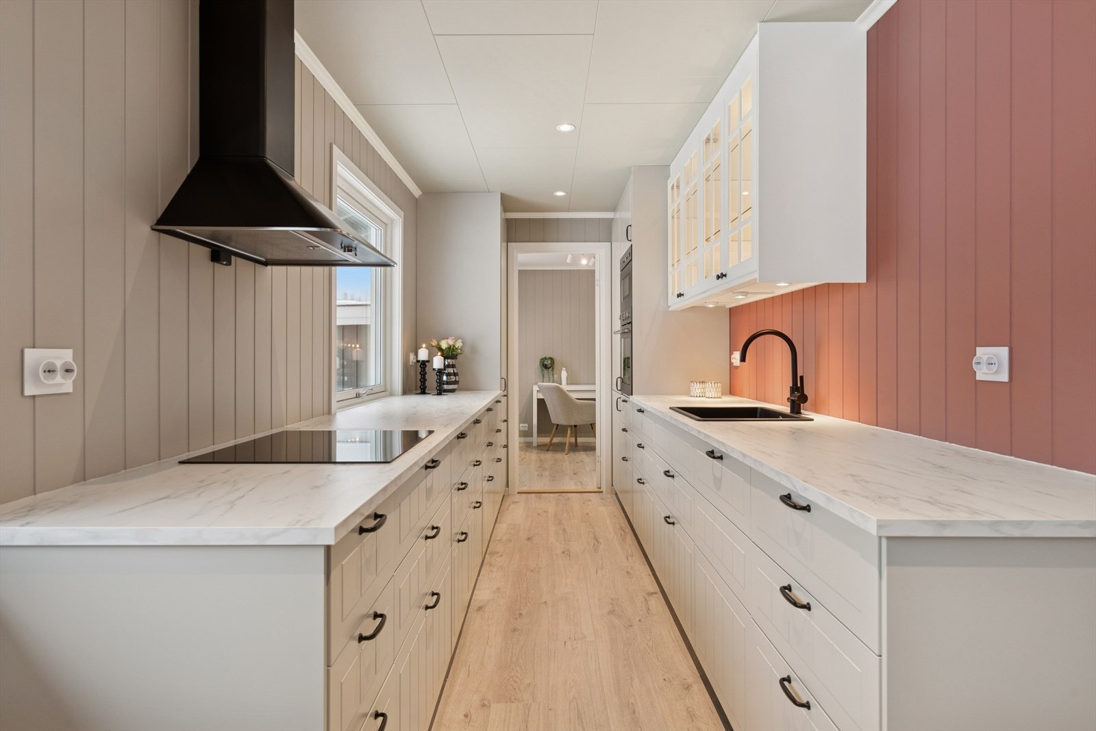 Kjøkkenet er funksjonelt innredet og ligger litt skjermet fra stuedelen. Galleribilde