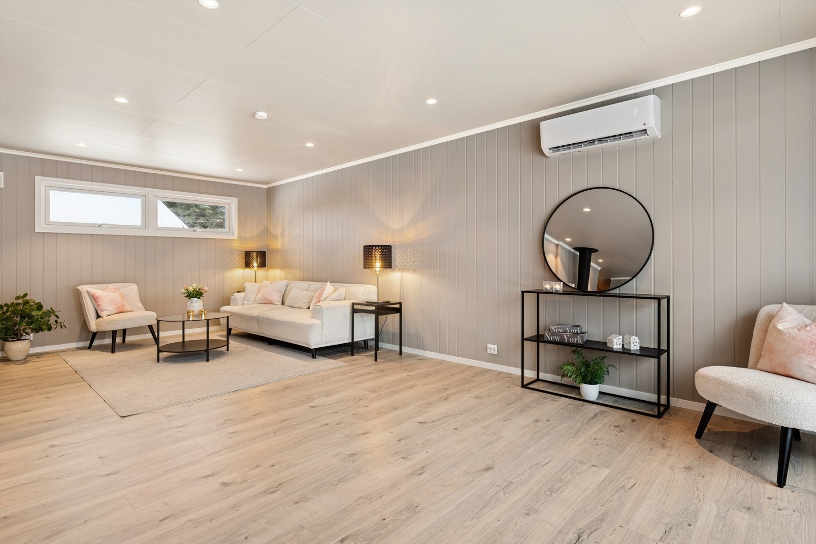 Den store stuen er enkel å møblere og varmepumpen sørger for jevn og god innetemperatur. Galleribilde