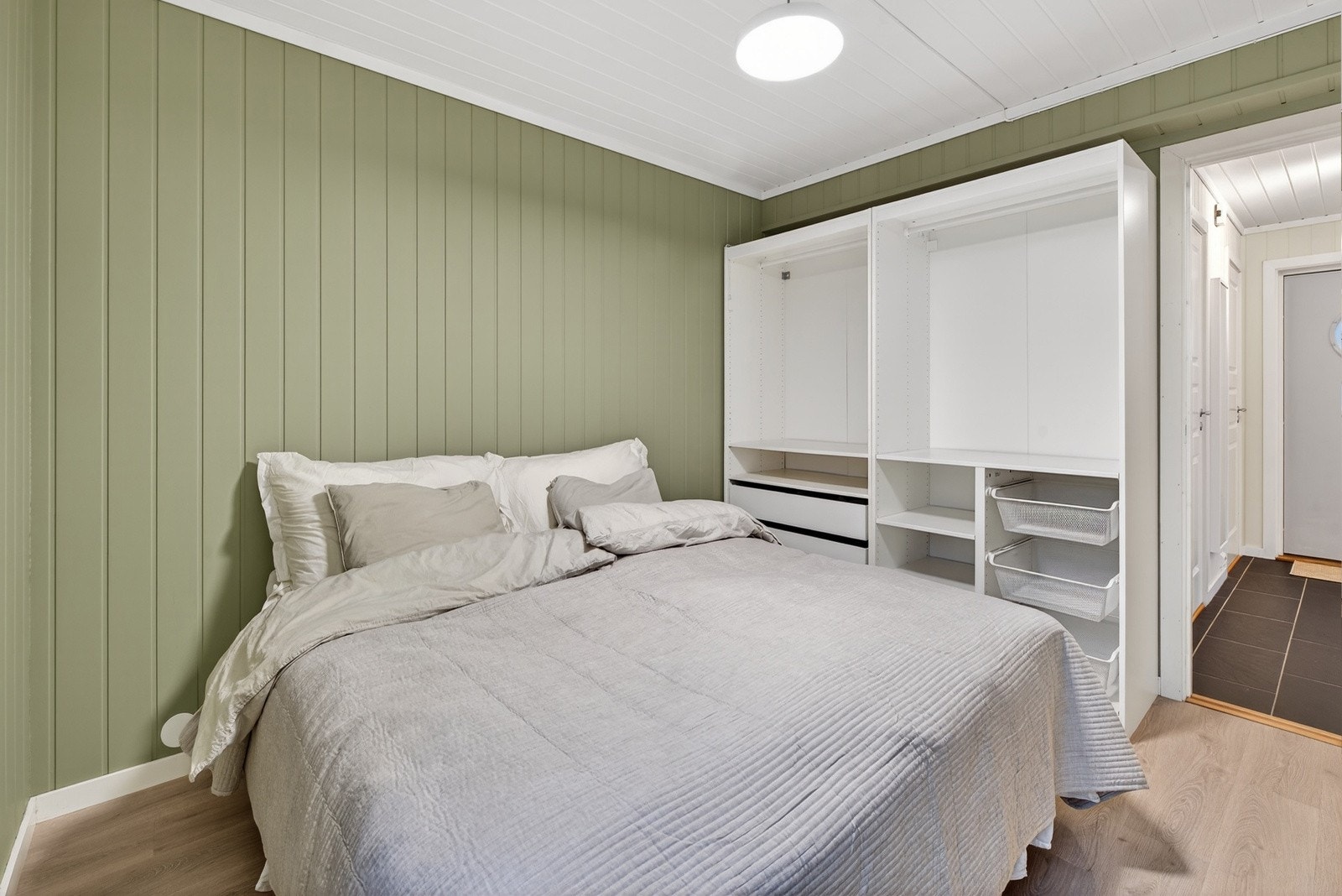 Soverommet er romslig med god plass til en dobbelseng og garderobeskap. Galleribilde