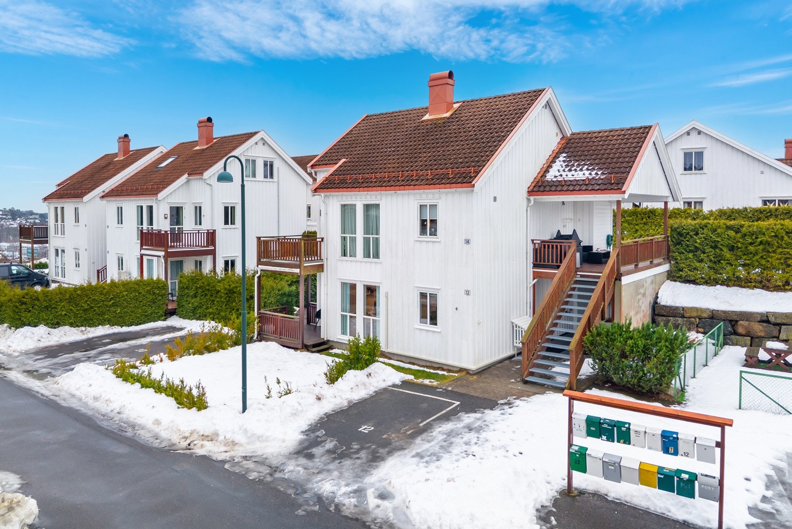 Leiligheten ligger på bakkeplan med parkeringen rett ved inngangen, og et fint & praktisk uteareal. Galleribilde