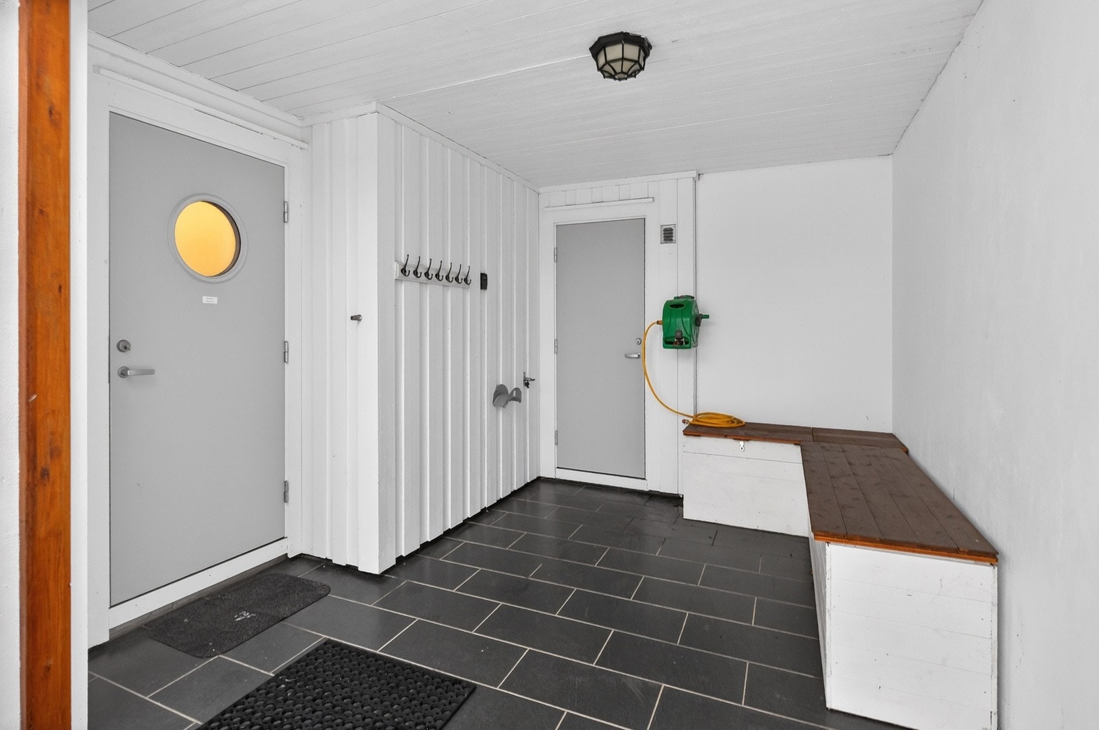 Ved inngangspartiet er det overbygd som er praktisk gjennom den kalde årstiden. Her er det også tilgang til en utvendig bod på 6 kvm. Galleribilde