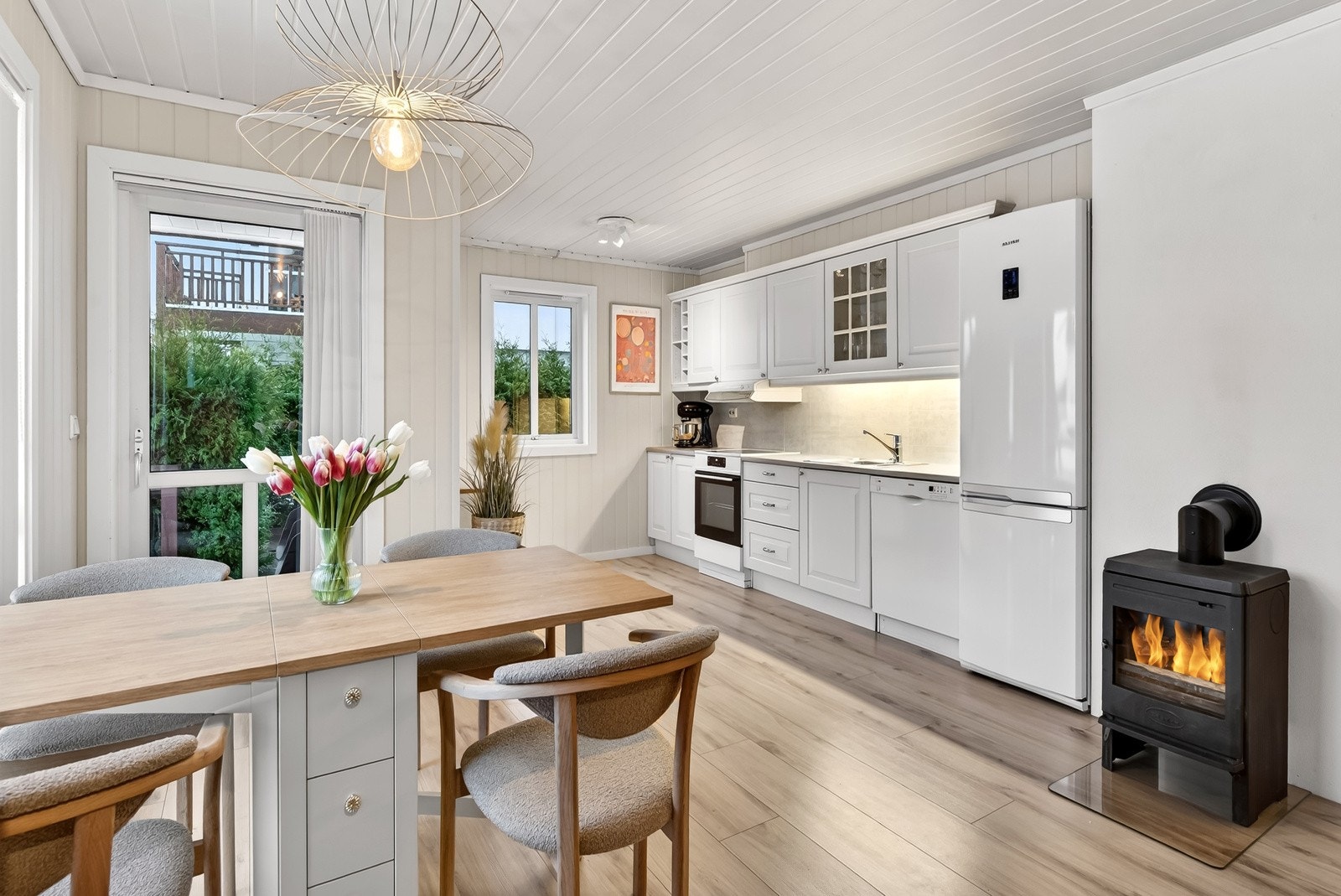 Peisovnen gir god stemning gjennom den kalde årstiden og lavere strømregning. Det er også montert varmepumpe i stuen. Galleribilde