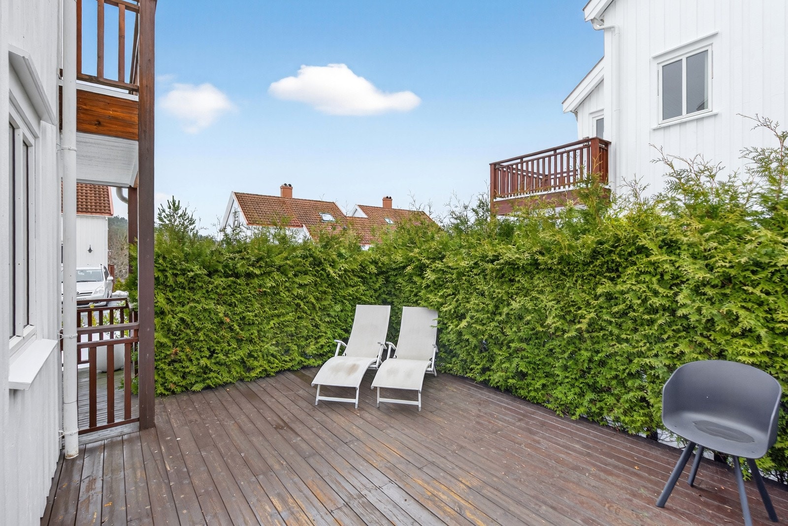 Her kan man fyre opp grillen og invitere til sosiale sammenkomster. Hekken skjermer for innsyn Galleribilde