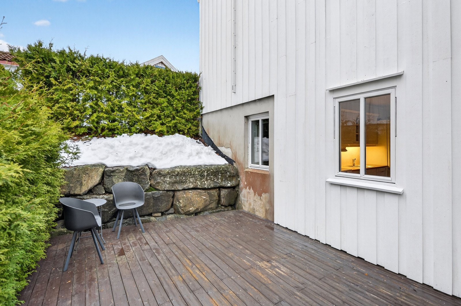 Romslig uteplass. Terrassen ble utvidet i 2020. Galleribilde