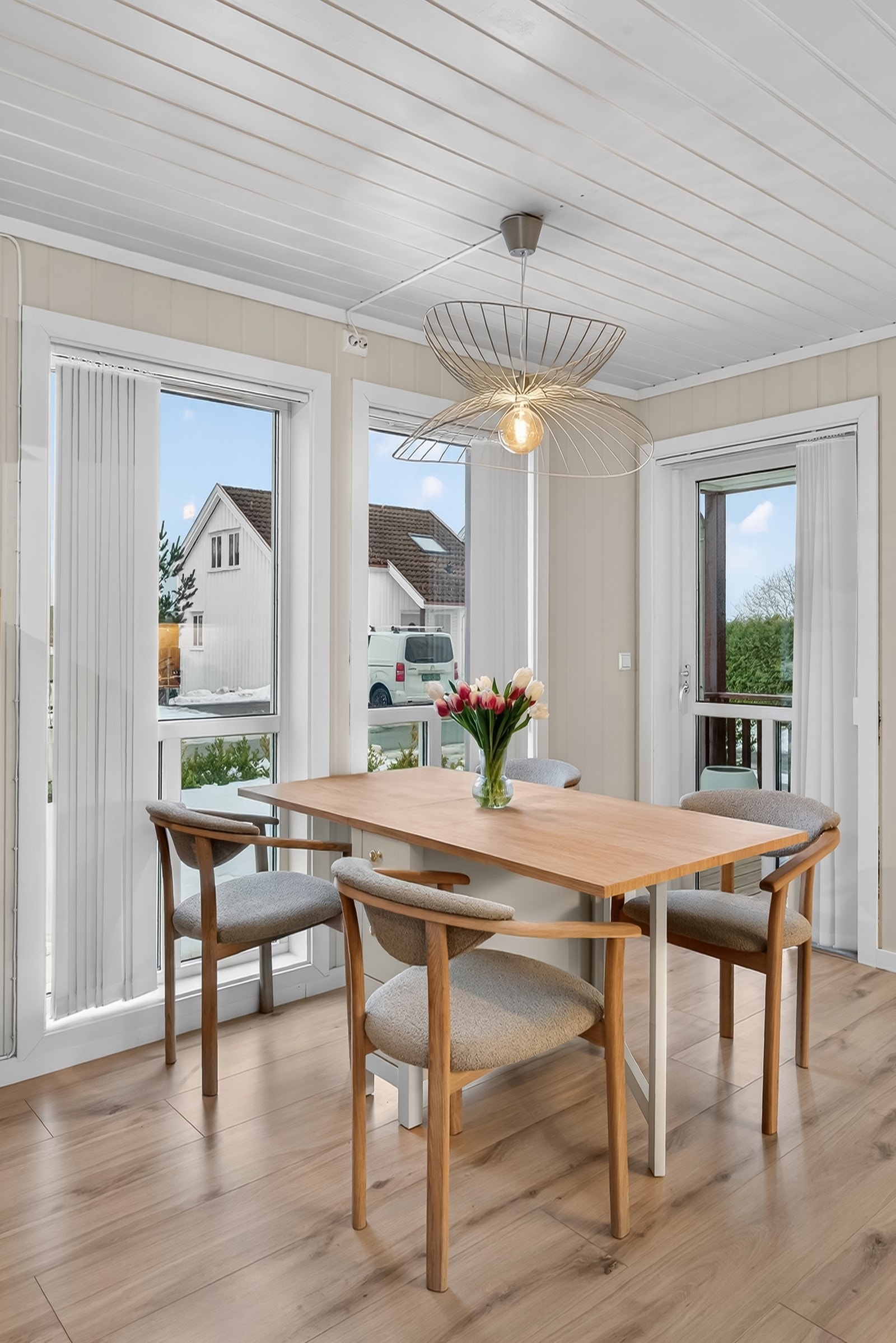 Spiseplass i tilknytning til kjøkkenet. Galleribilde