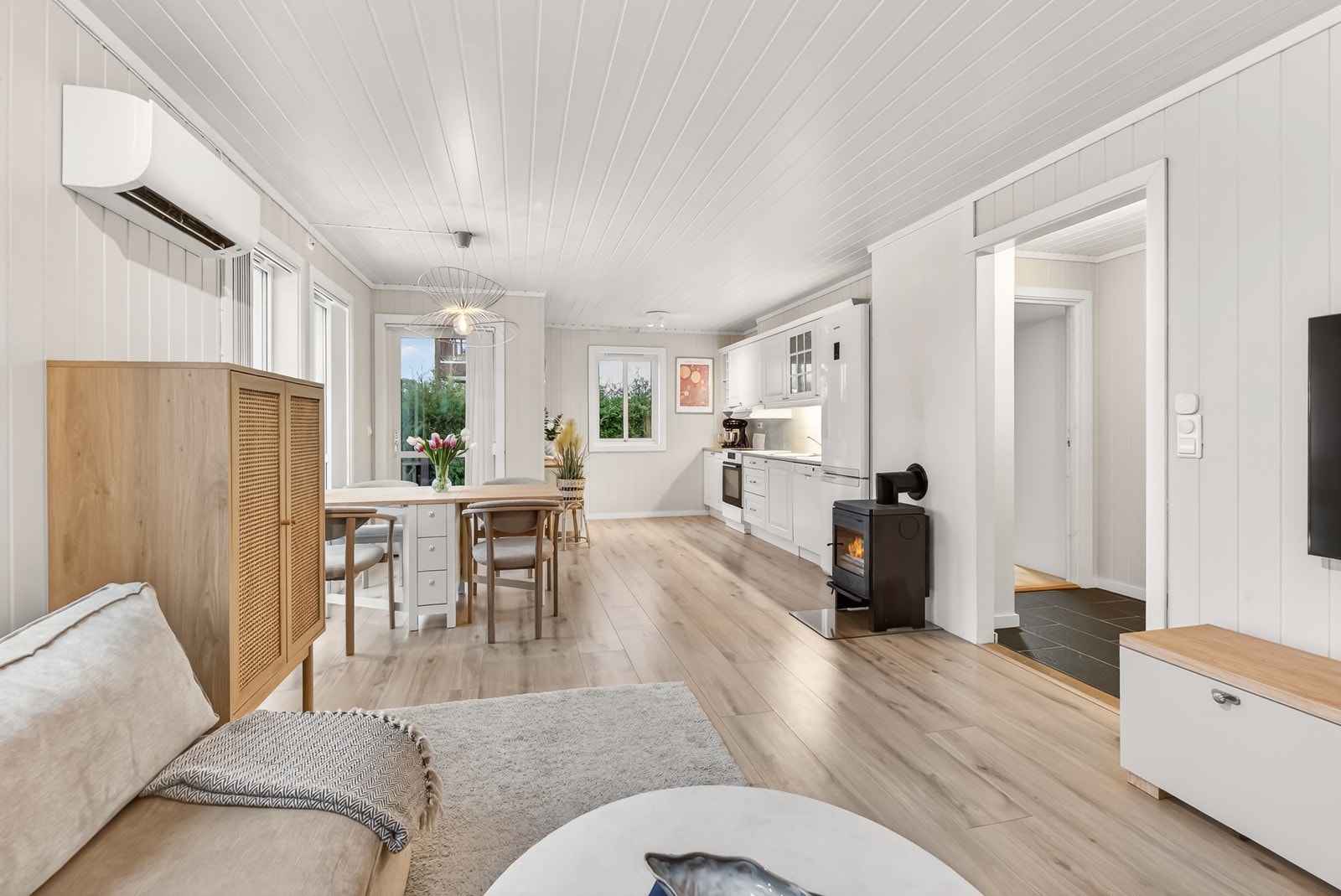 Det er god plass til både en tv og spisebordsavdeling. Galleribilde