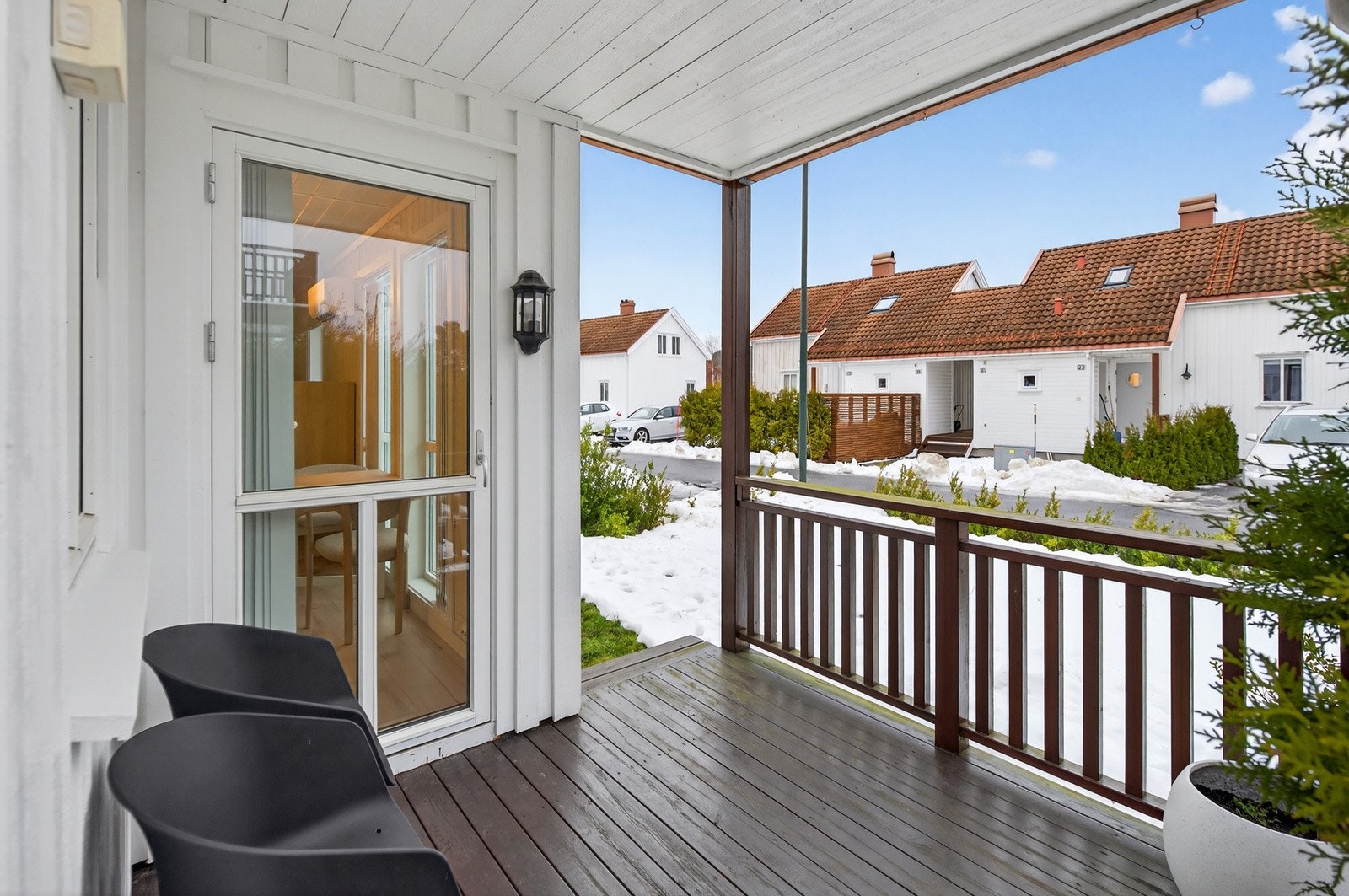 Ut fra stuen er det utgang til en romslig terrasse som strekker seg rundt hjørnet på bygget. Med overbygd terrasse kan man nyte dagene utendørs uansett vær. Galleribilde