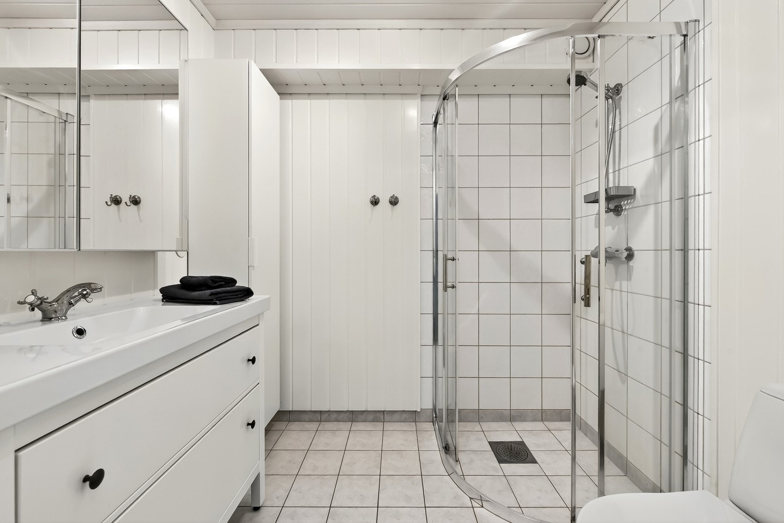 Bad med dusj, baderomsinnredning og wc. Her er varme i gulvet. Galleribilde