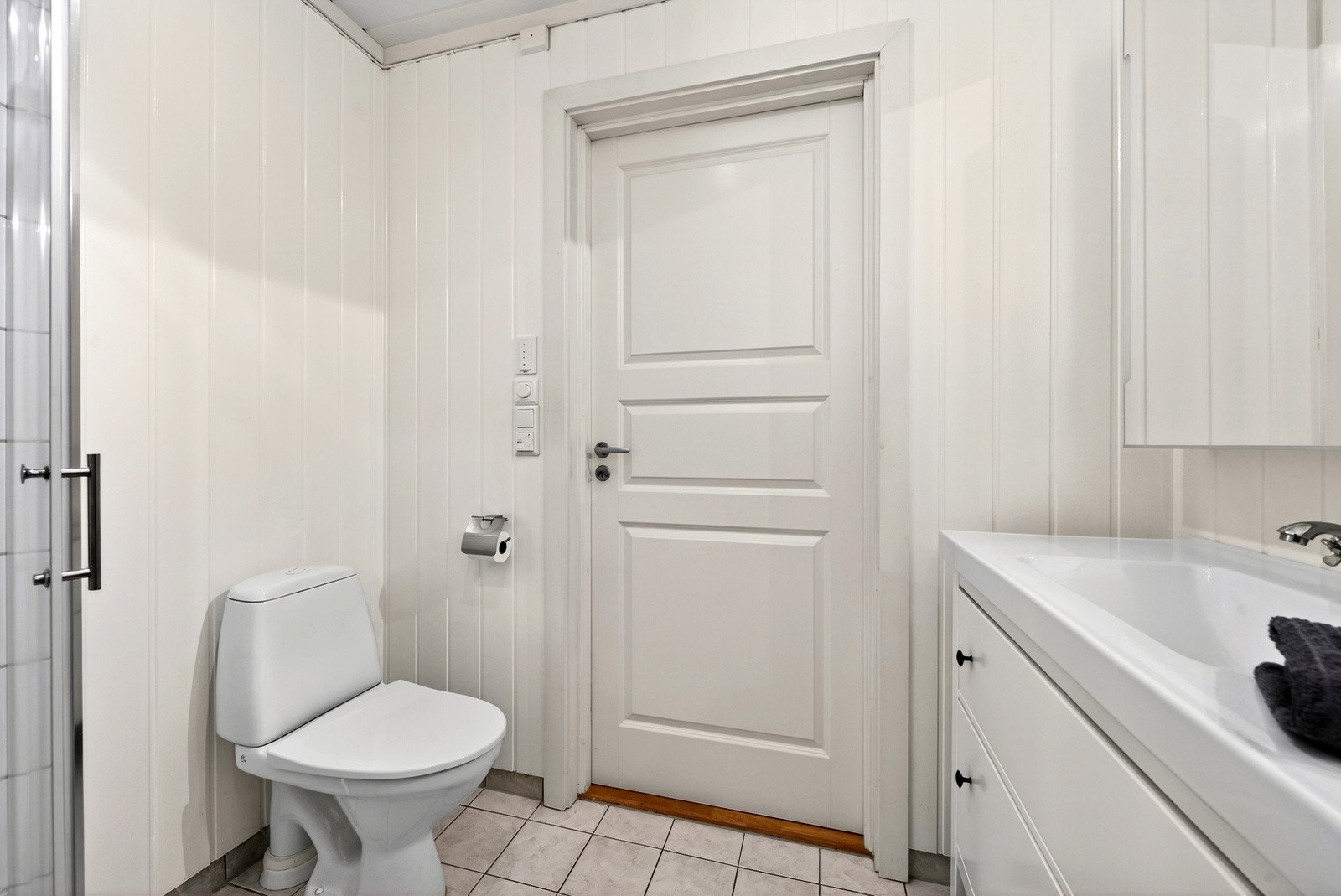 Bad med dusj, baderomsinnredning og wc. Her er varme i gulvet. Galleribilde