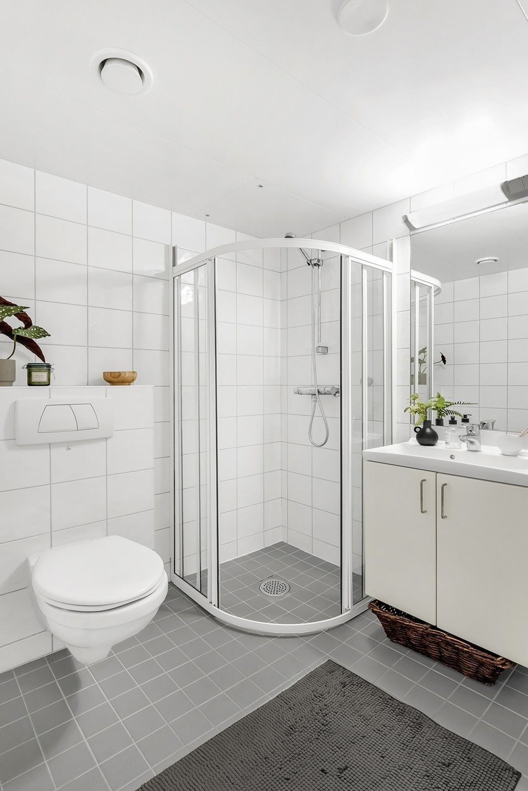 Pent flislagt bad med opplegg for vaskemaskin Galleribilde