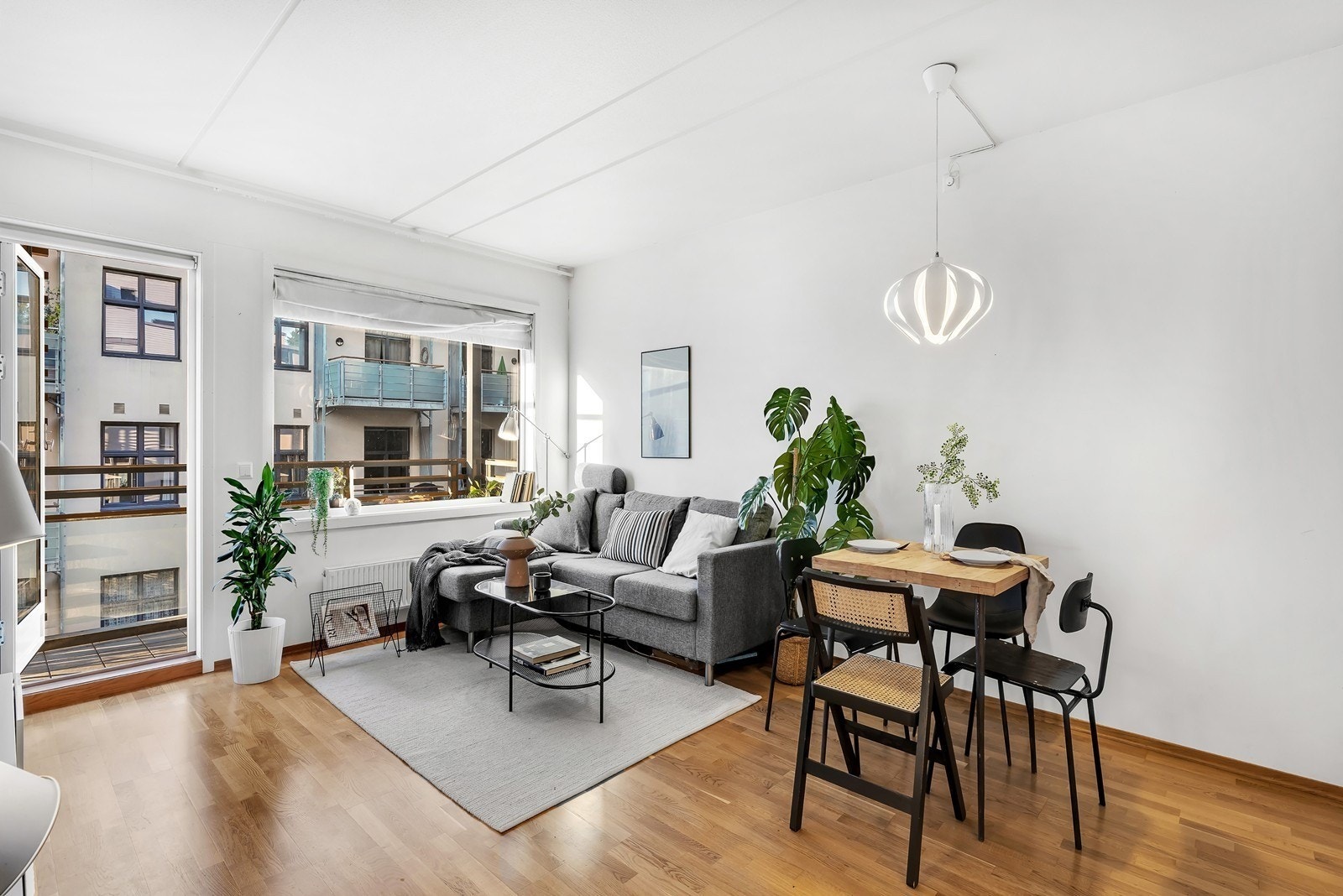 God plass til sofagruppe i stuen Galleribilde