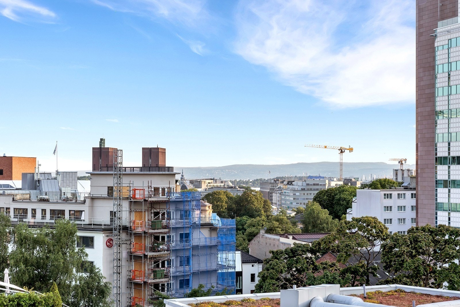 Nydelig utsikt fra en av de to takterrassene Galleribilde