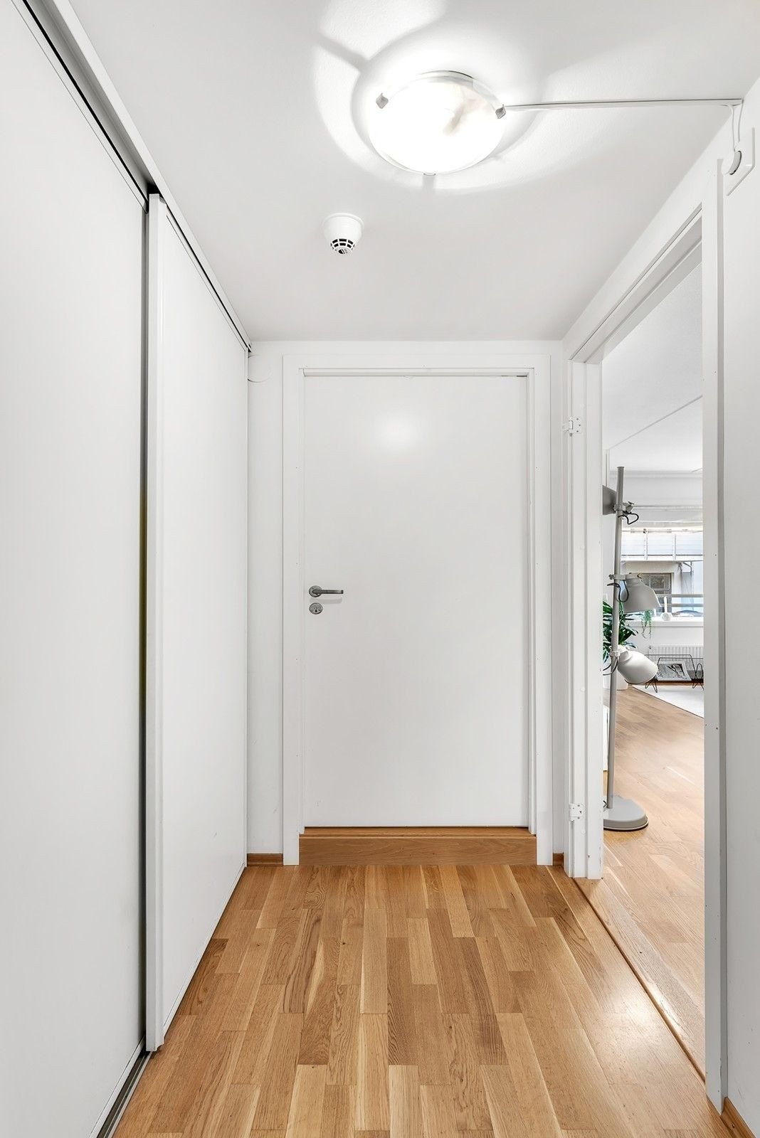 Stort garderobeskap i gangen Galleribilde