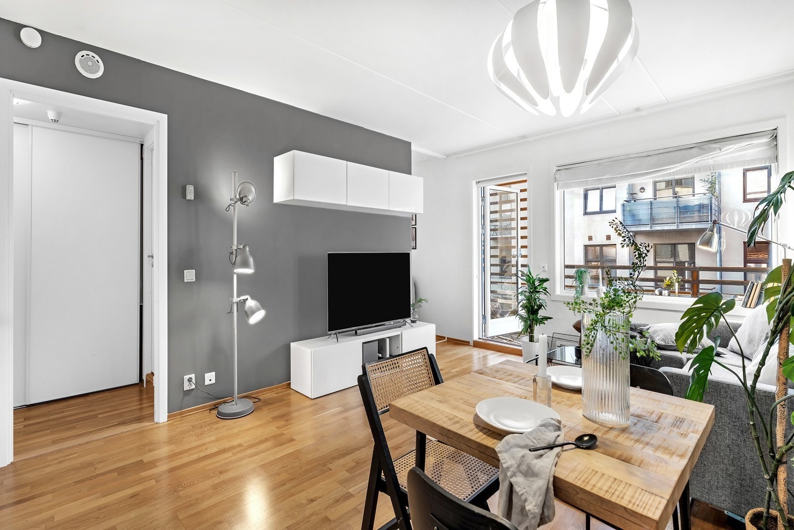 God plass til både sofagruppe og spisebord i stuen Galleribilde