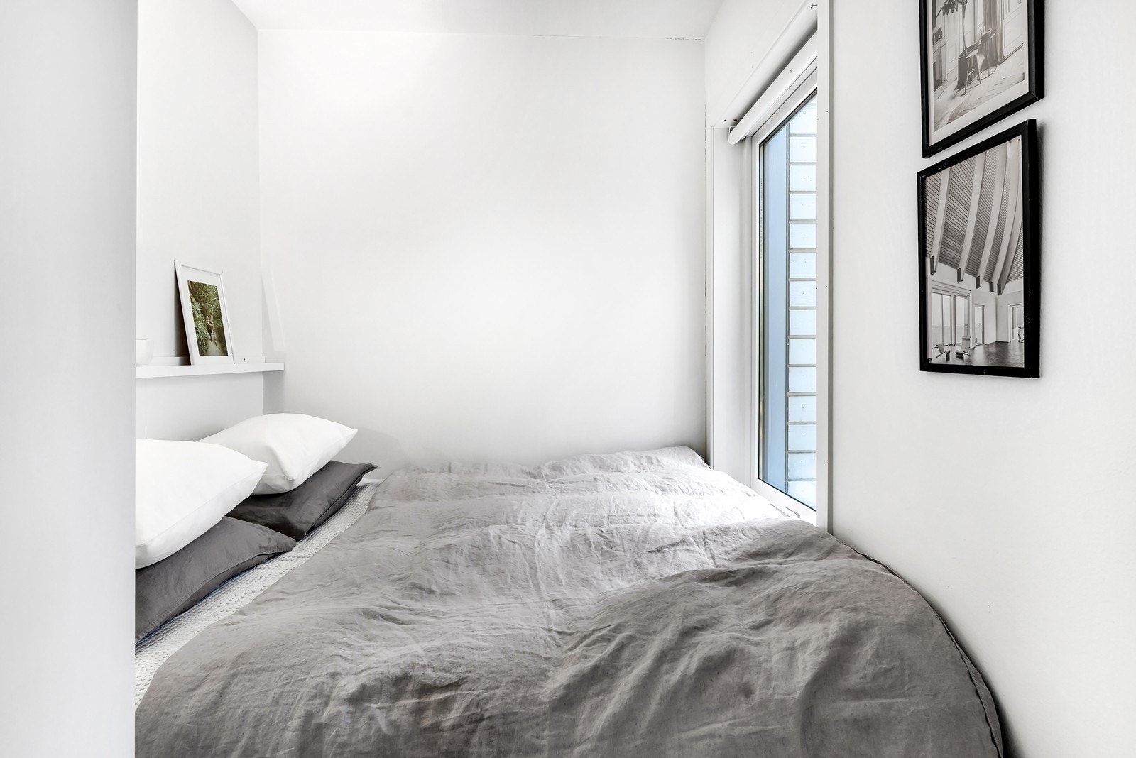 Soverom med plass til dobbeltseng Galleribilde