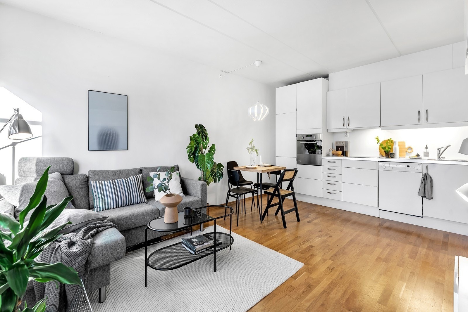 Kjøkkenet har moderne fronter med integrerte hvitevarer. Galleribilde