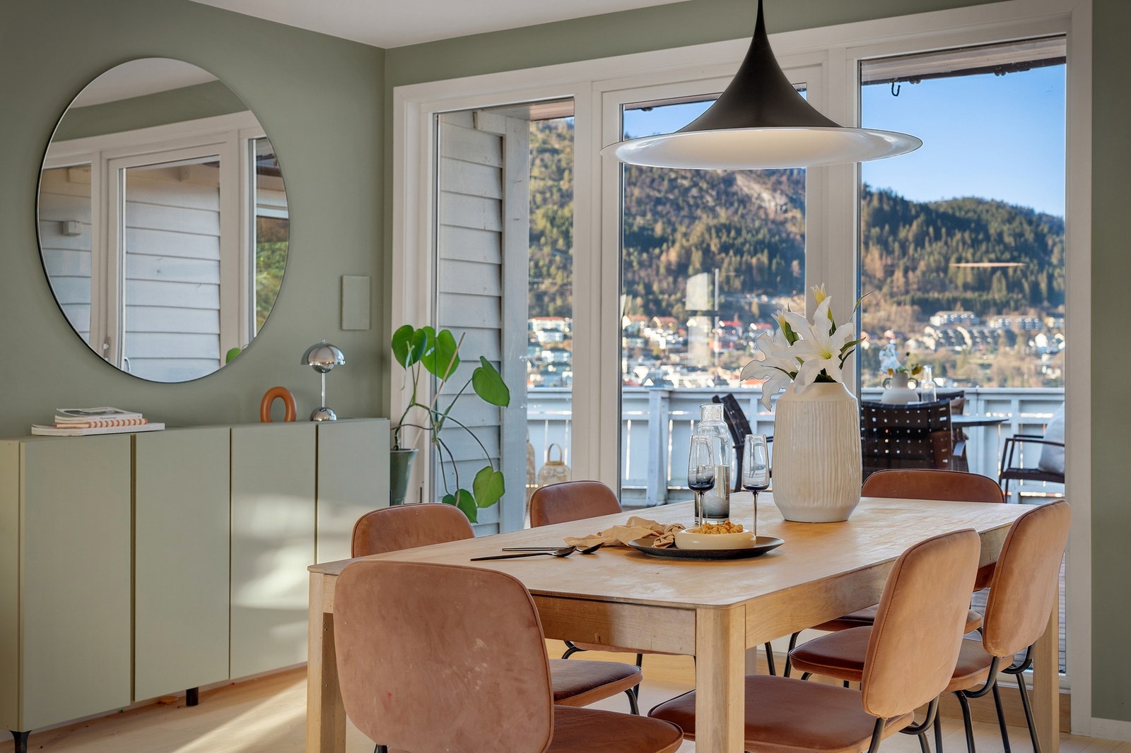 Fra spisestuen. Galleribilde