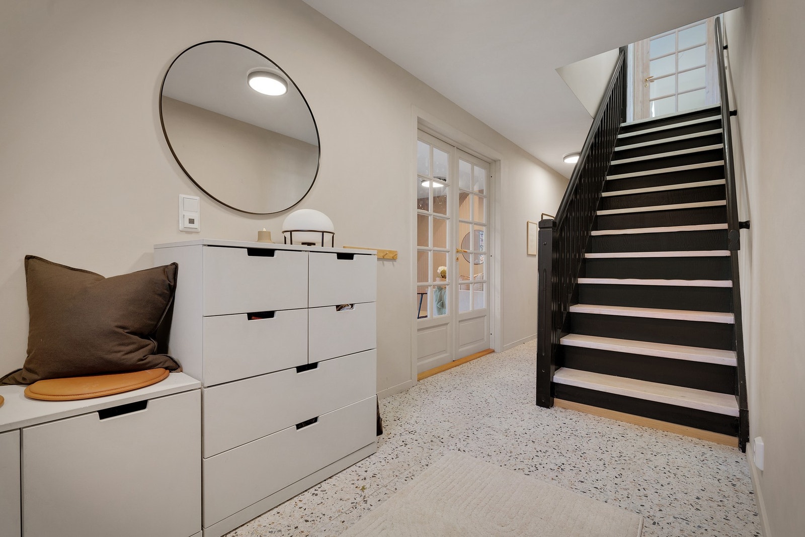 Hall med varmekabler og smakfulle flis på gulv. Galleribilde