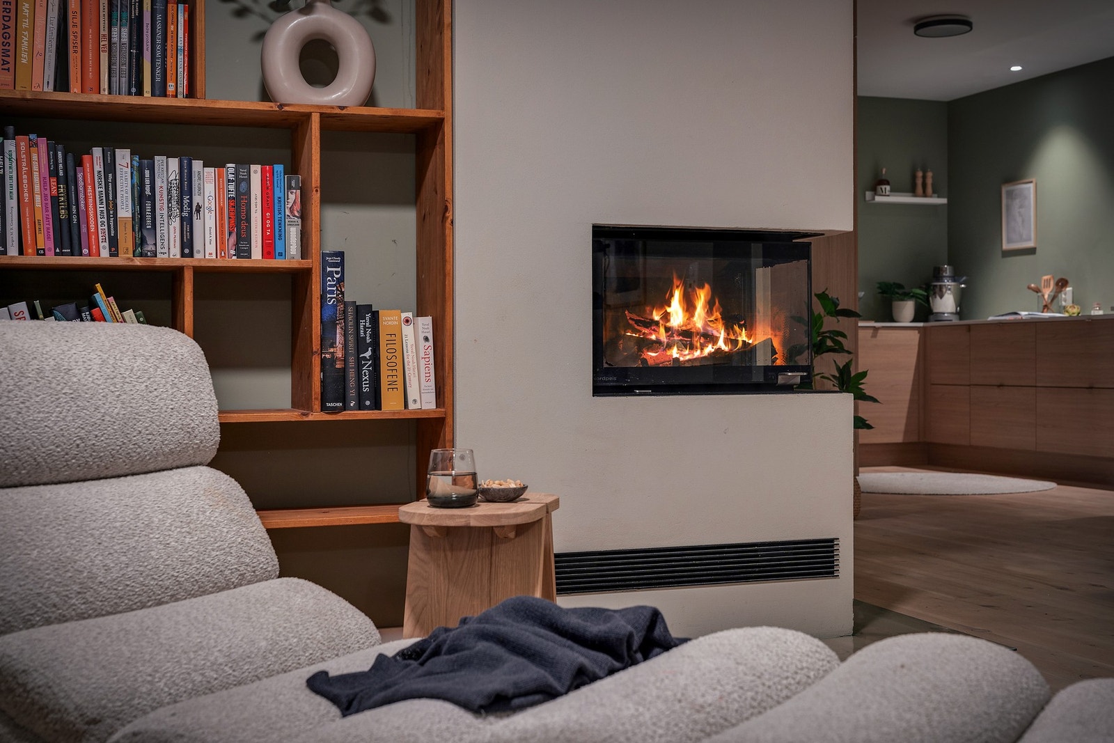 Stuen har flere soner for ulike bruksområder. Galleribilde