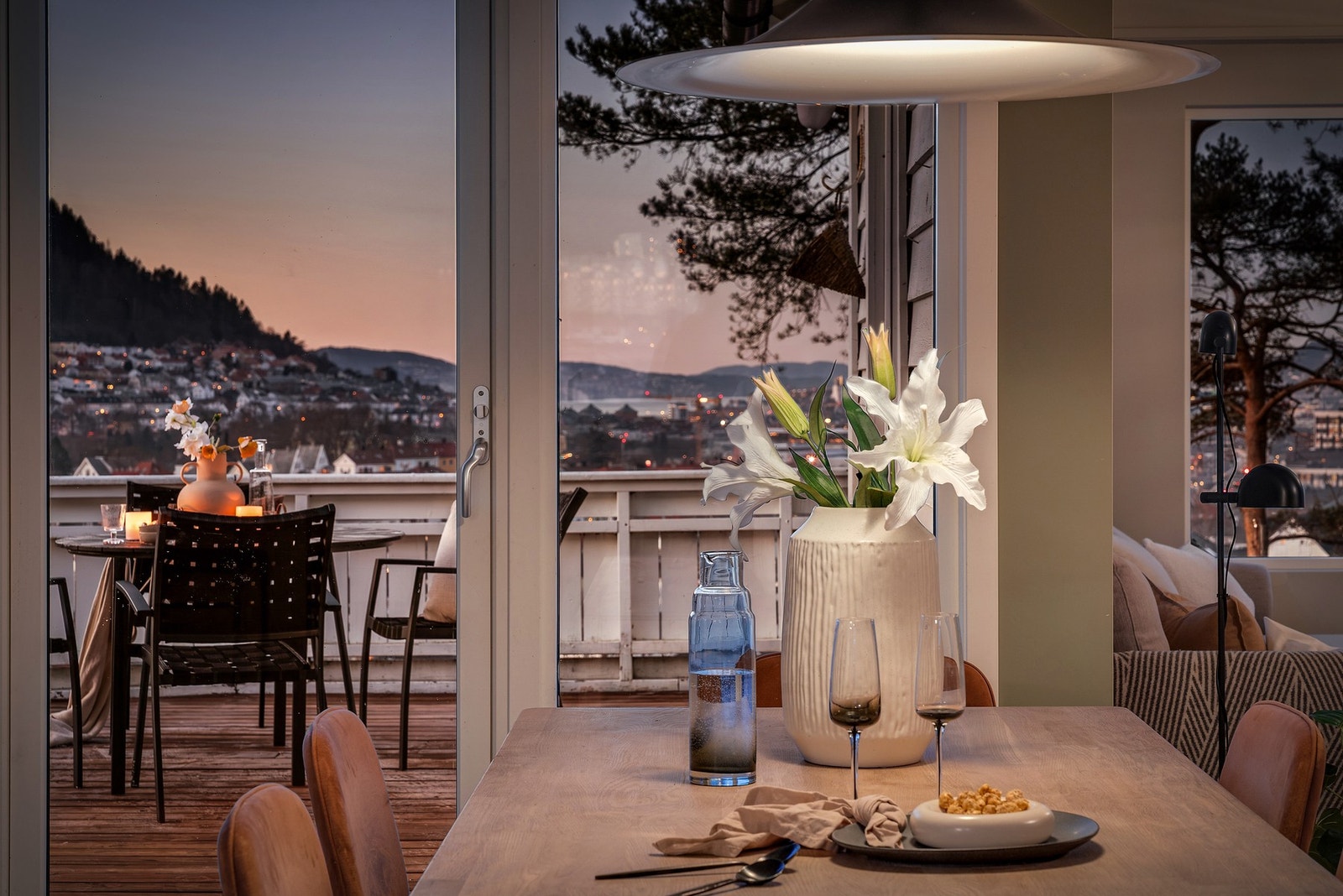 Fra spisestuen er det utgang til terrassen. Galleribilde