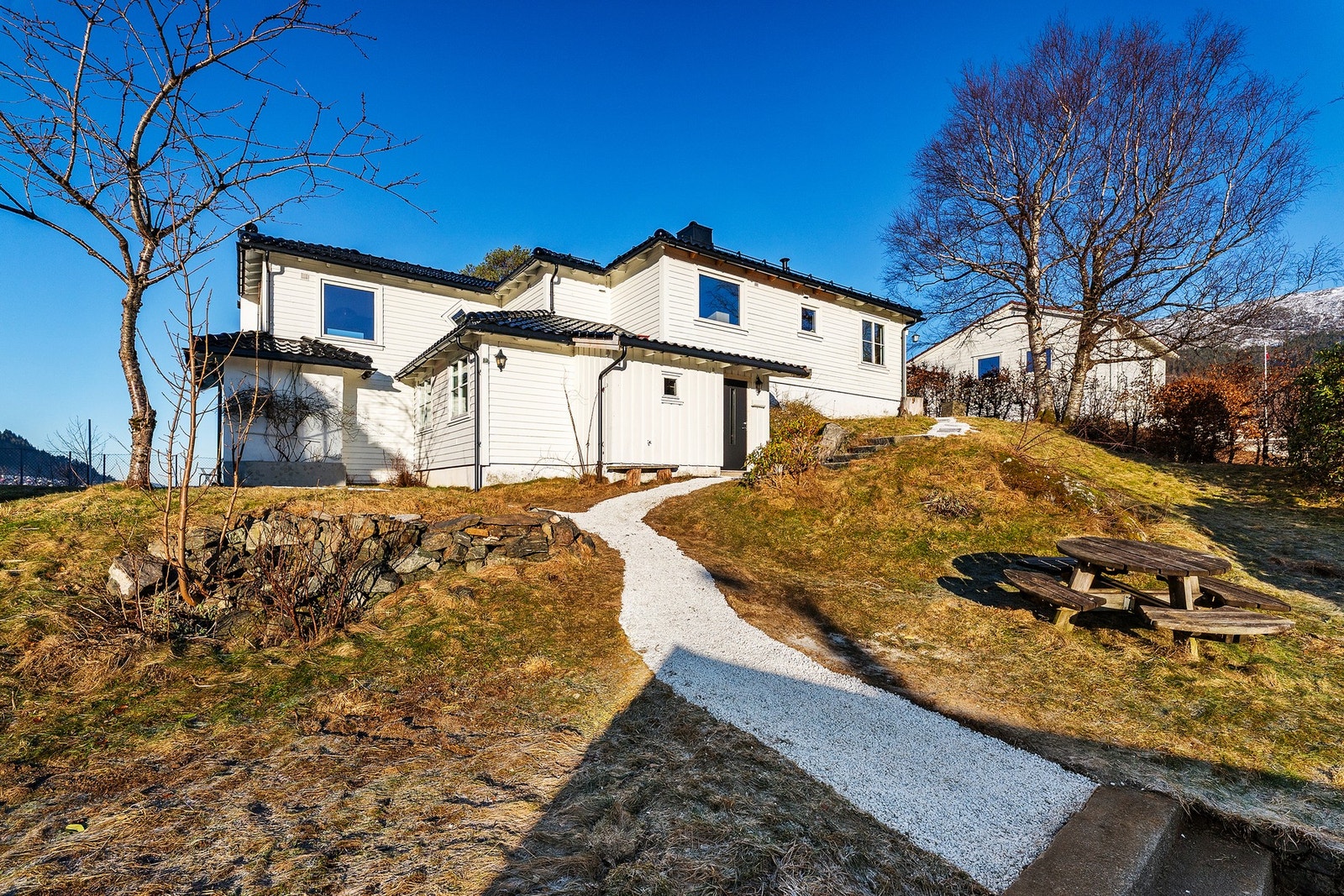 Fra garasjen opp mot huset. Galleribilde