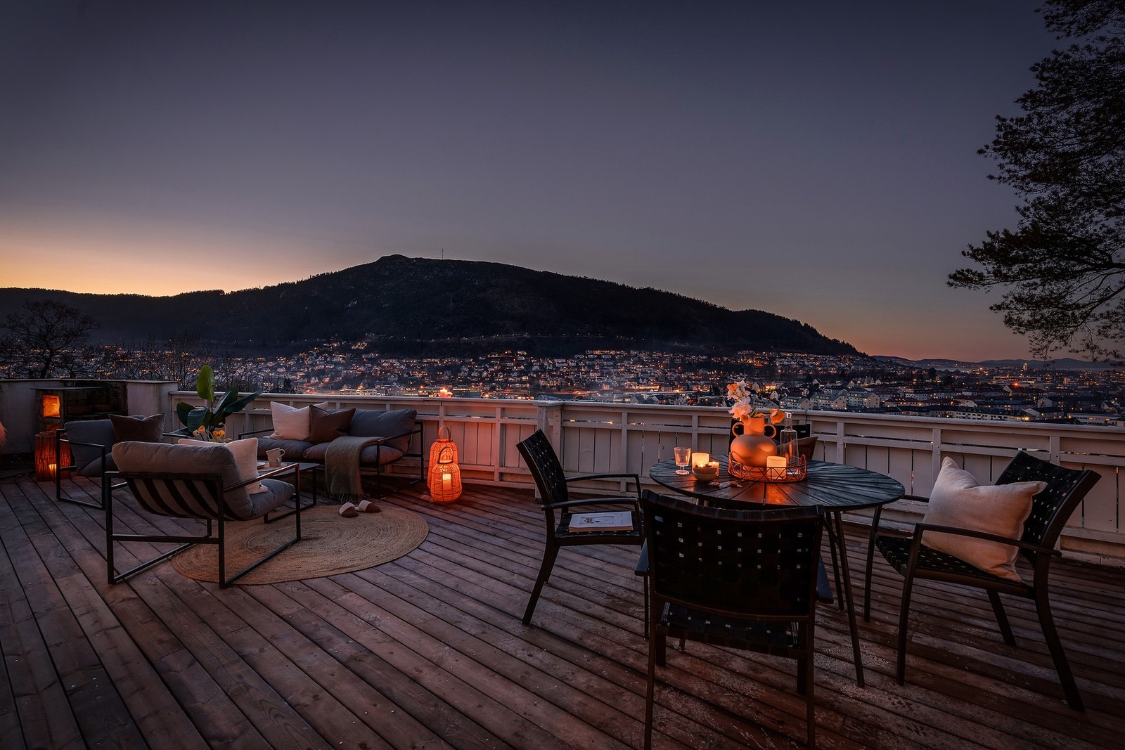 Terrasse med utgang fra stuen. Midtsommers kan du nyte solnedgangen over Byfjorden i 23-tiden om kvelden. Galleribilde