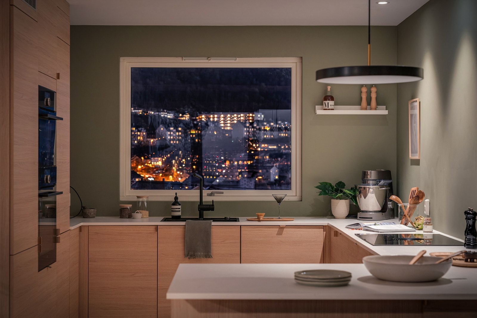 Integrerte hvitevarer med stekeovn, mikro, kjøl, induksjonstopp og oppvaskmaskin. Galleribilde