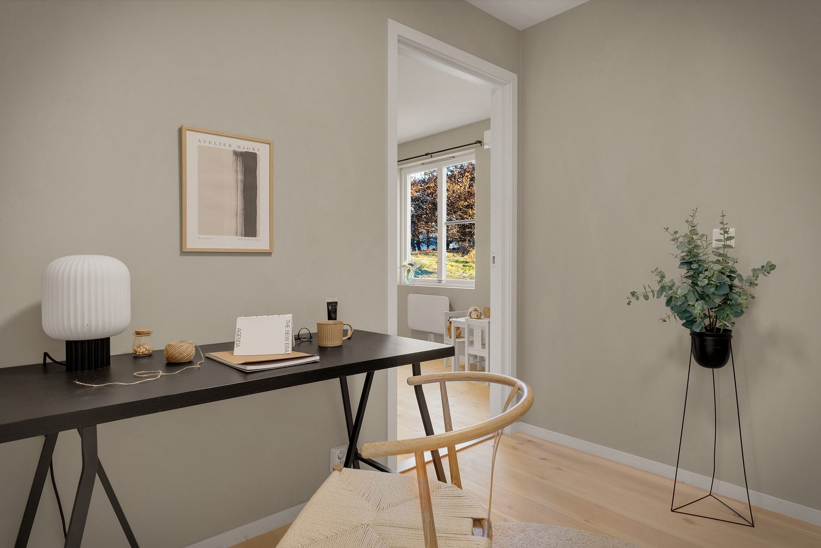 Mellomgang med grei plass for et hjemmekontor. Galleribilde