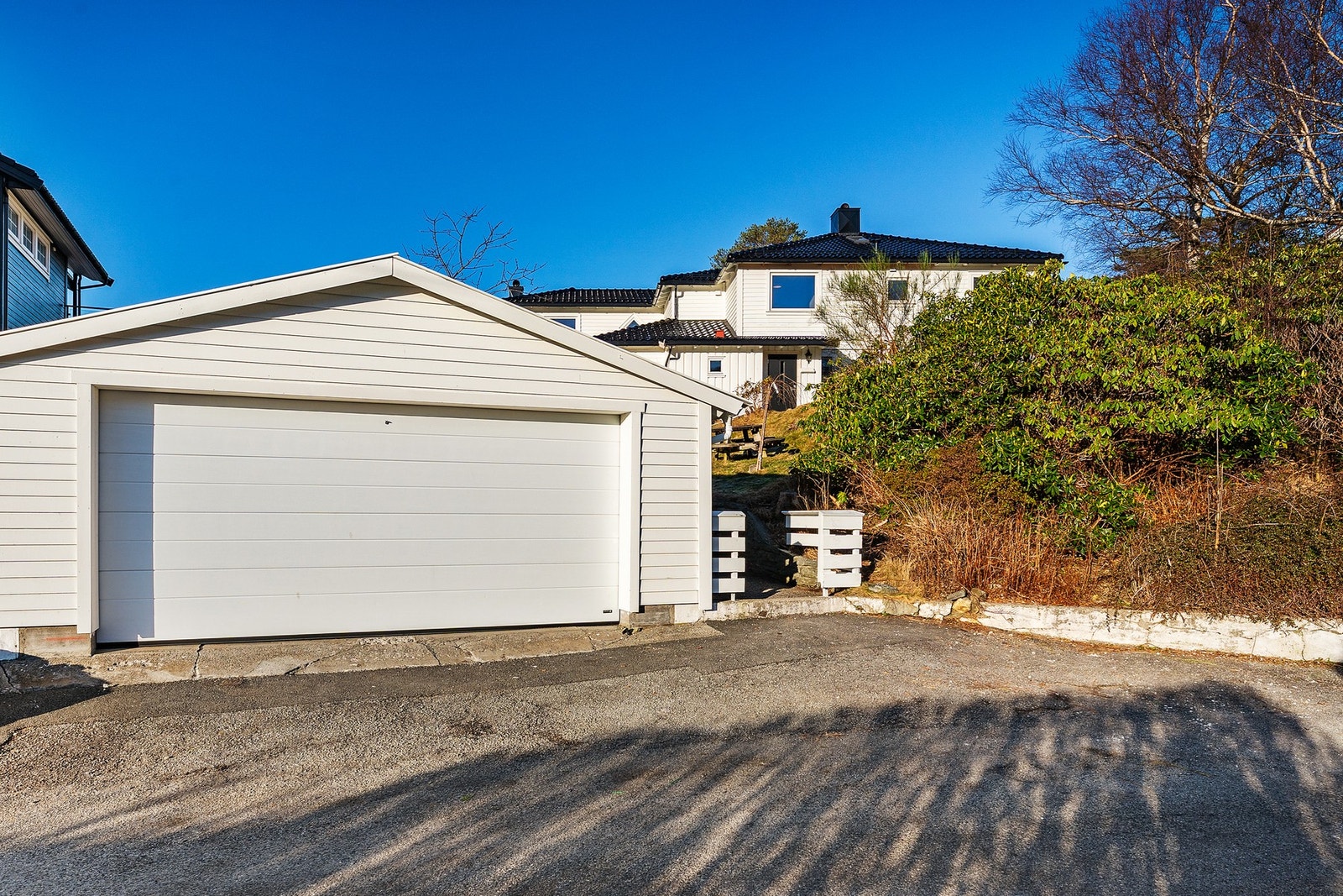 Garasjeport fra 2022 med elektrisk åpning. Galleribilde