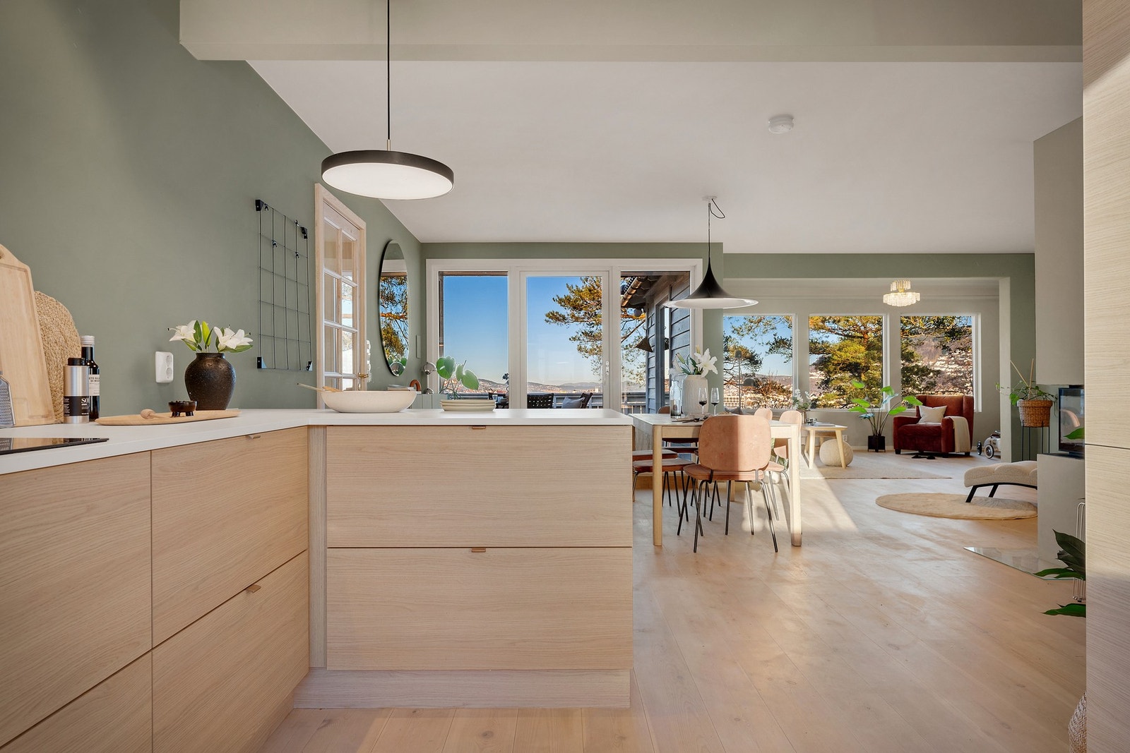 Pen og praktisk løsning fra kjøkken mot spisestue og ut mot terrassen. Galleribilde