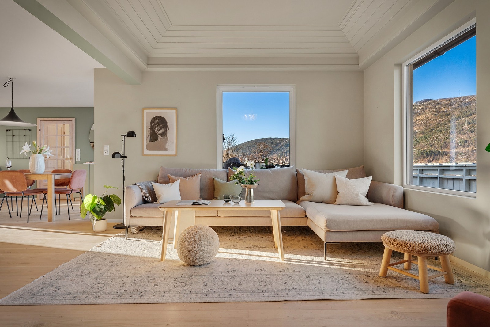 Stue/kjøkken er på totalt 60 kvm. Gulvvarme over det hele. Galleribilde