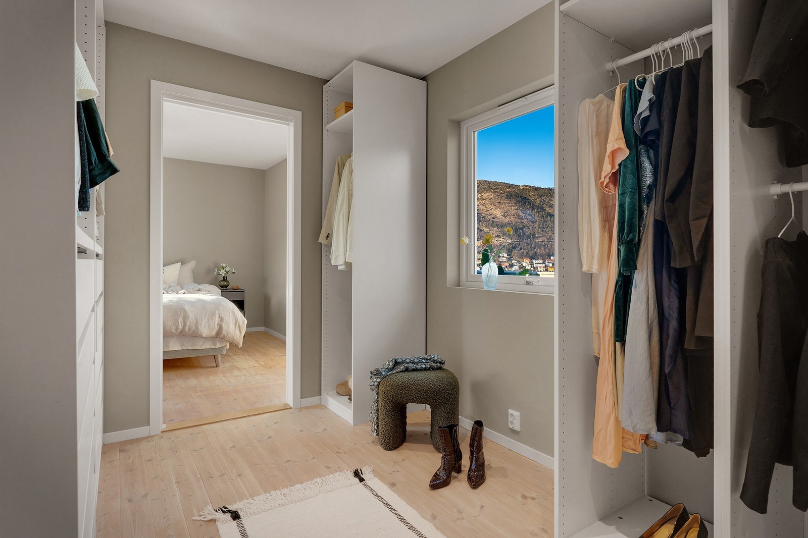 Garderobe mot hovedsoverom. Galleribilde