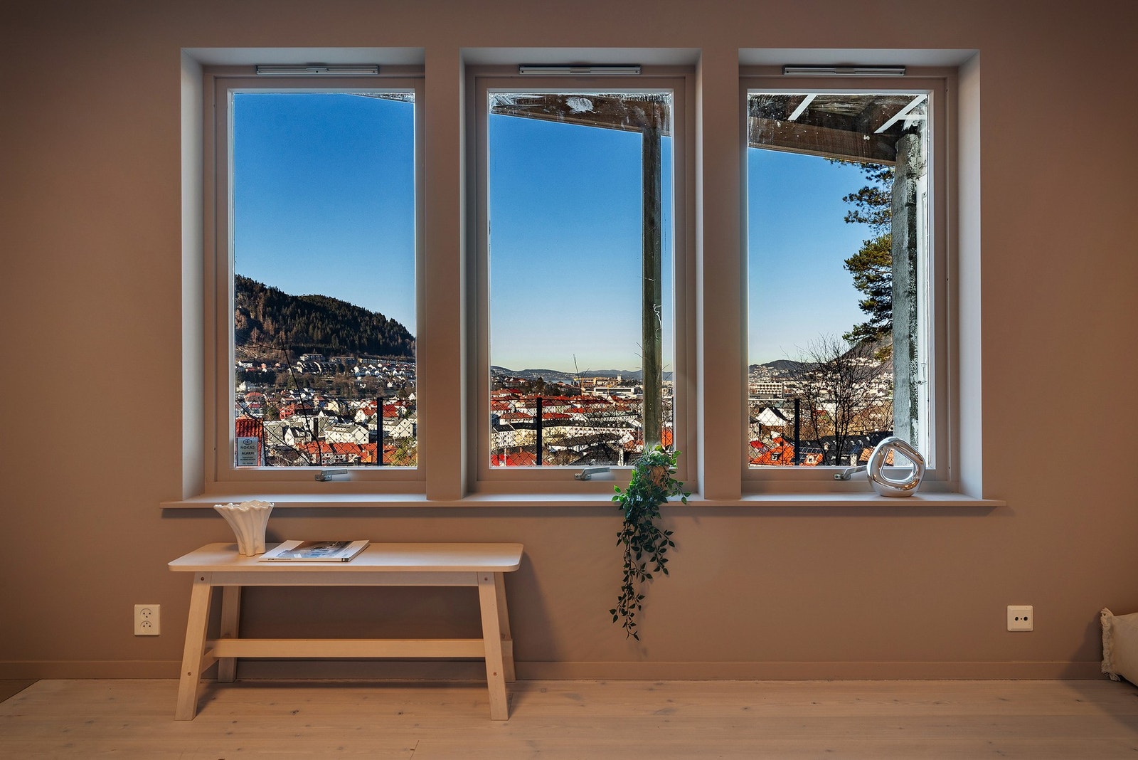 Nydelig utsikt ned mot byen også her. Galleribilde