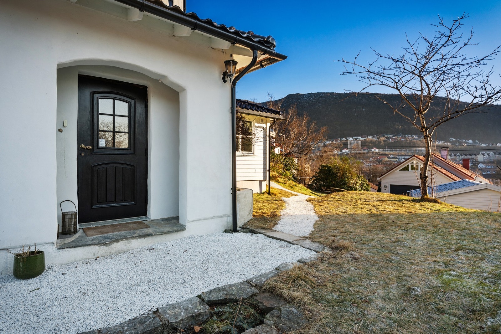 Hovedinngang og deler av hagen. Galleribilde