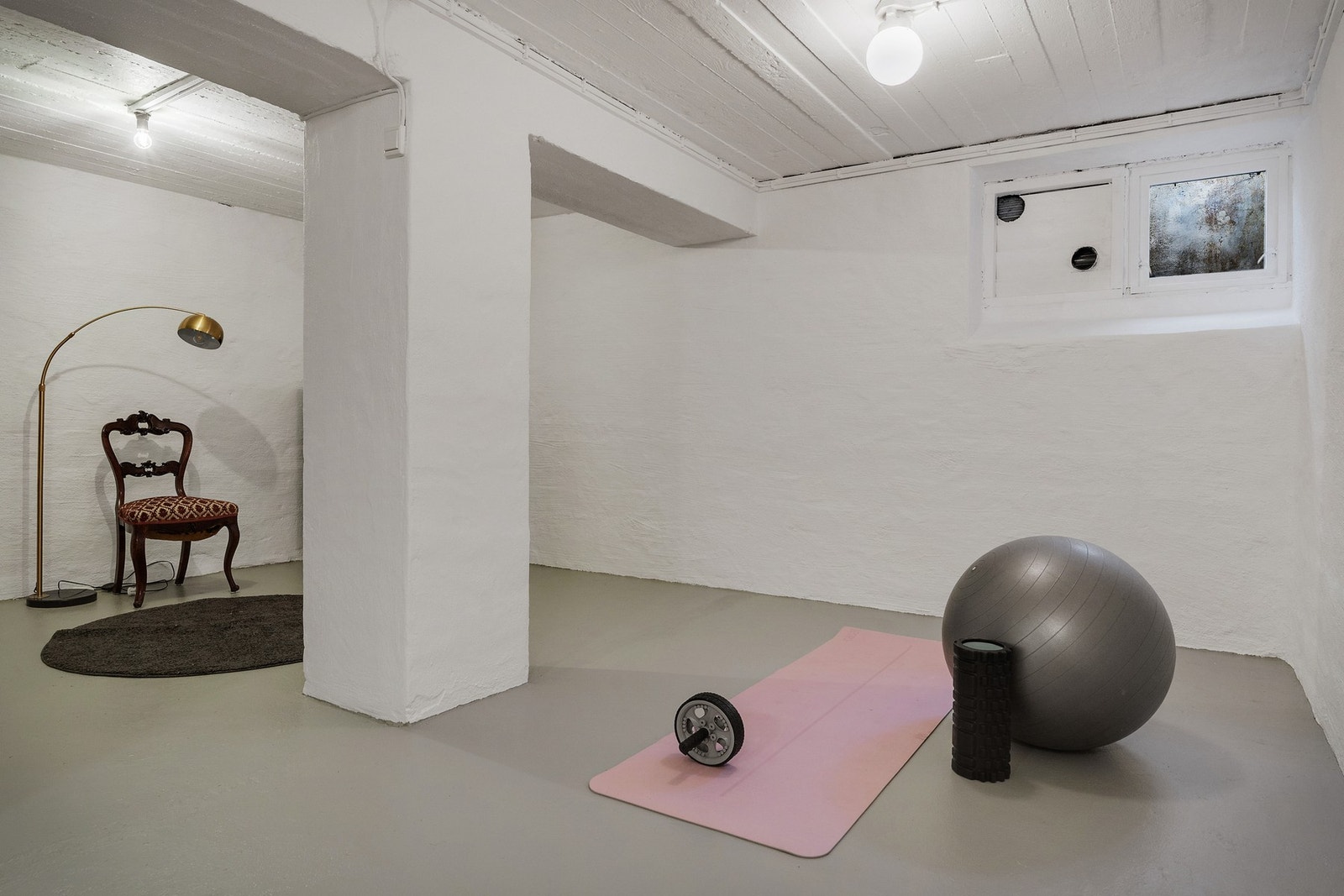 Romslig bodareale i underetasjen, i tilknytning til vaskerommet. Galleribilde