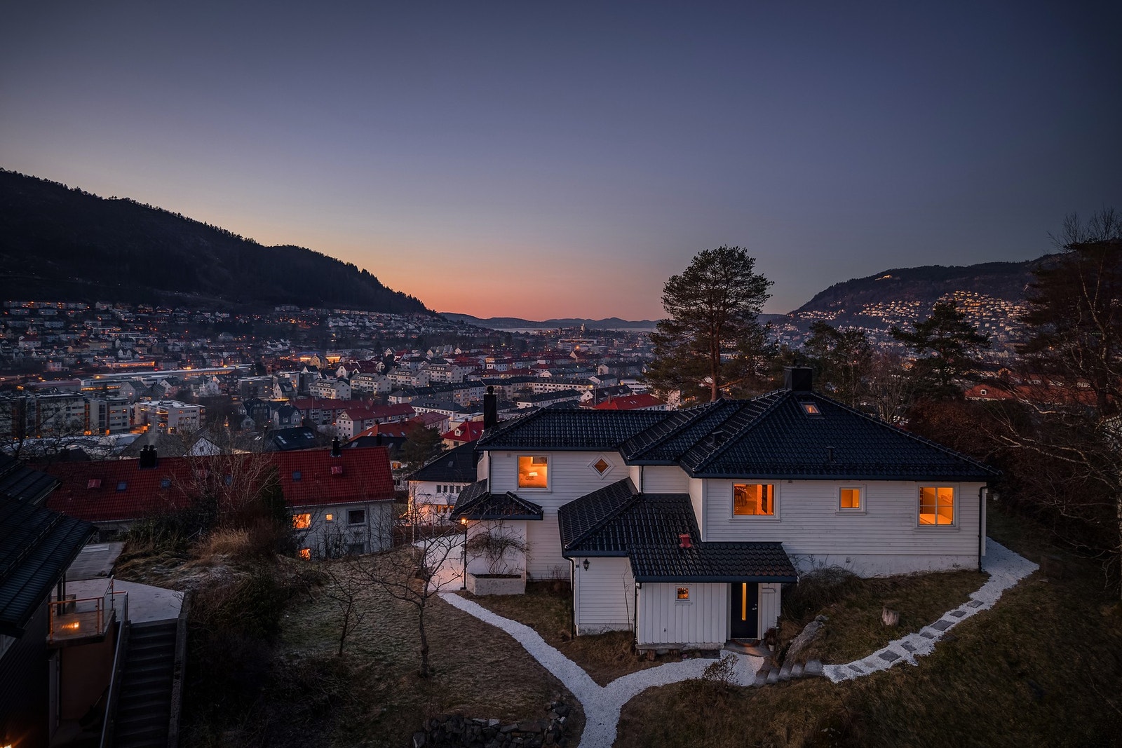 Beliggende på toppen av Fageråsen, med utsikt ned mot Sentrum. Galleribilde