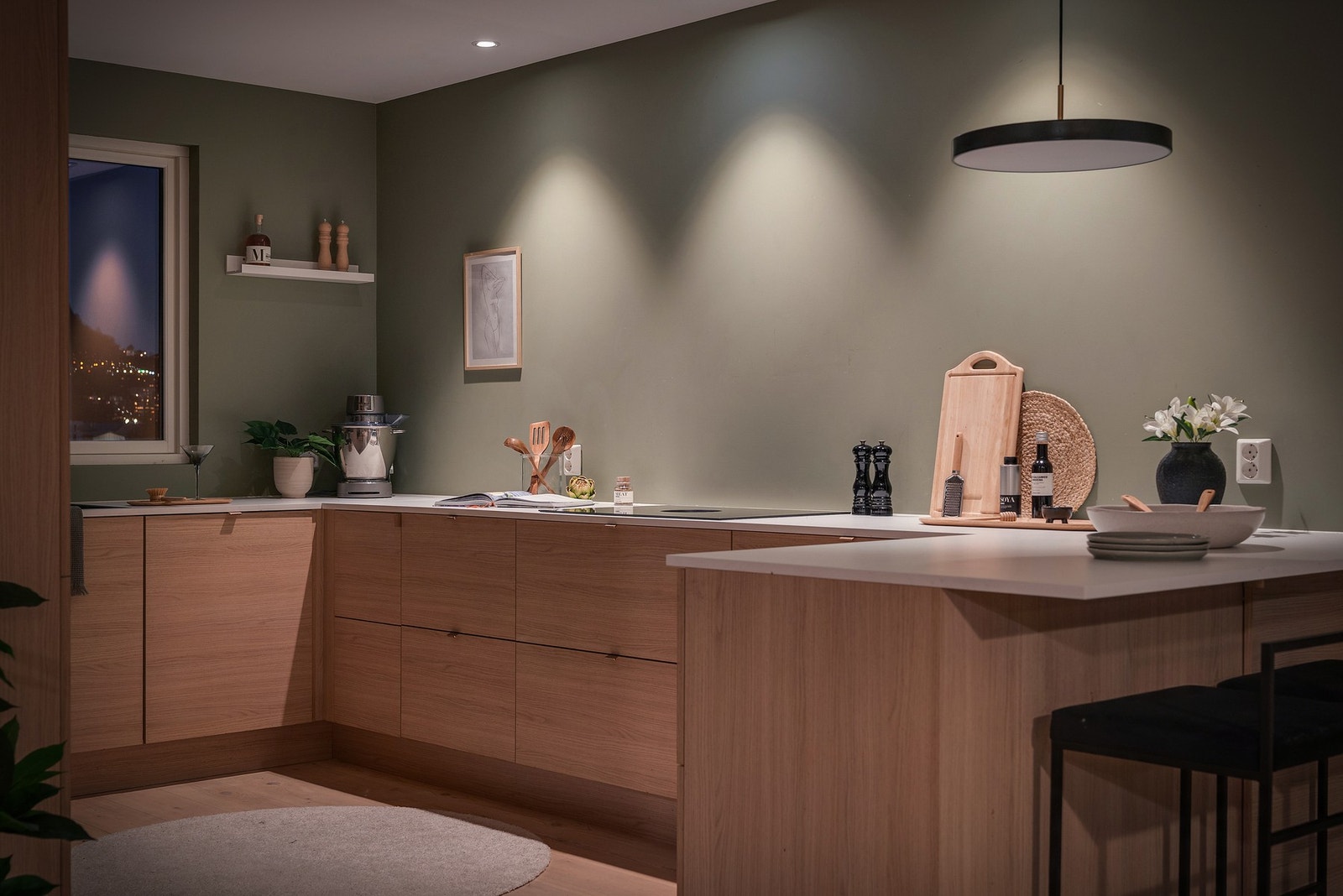 Rommet får en annen glød i kveldsbelysningen. Galleribilde