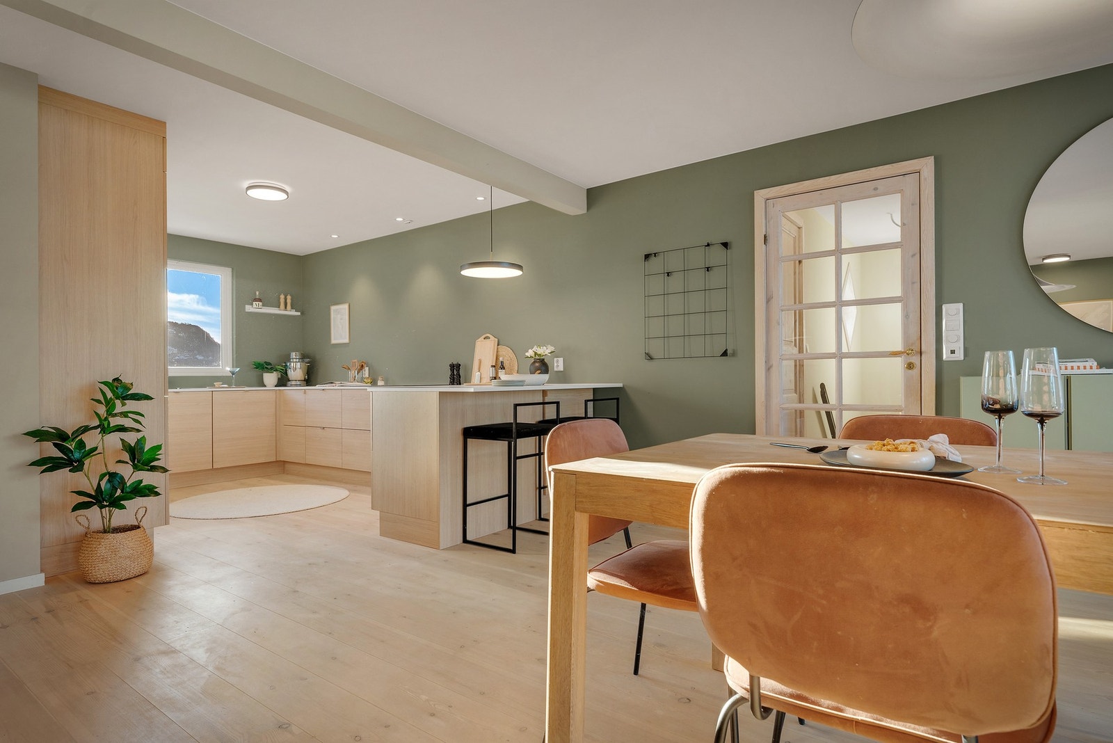 Spisestuen har naturlig tilknytning mot kjøkkenet. Galleribilde