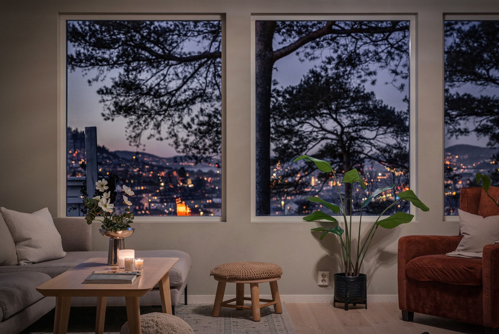 Fra stue og spisestue er det nydelig utsikt ned mot Sentrum. Galleribilde