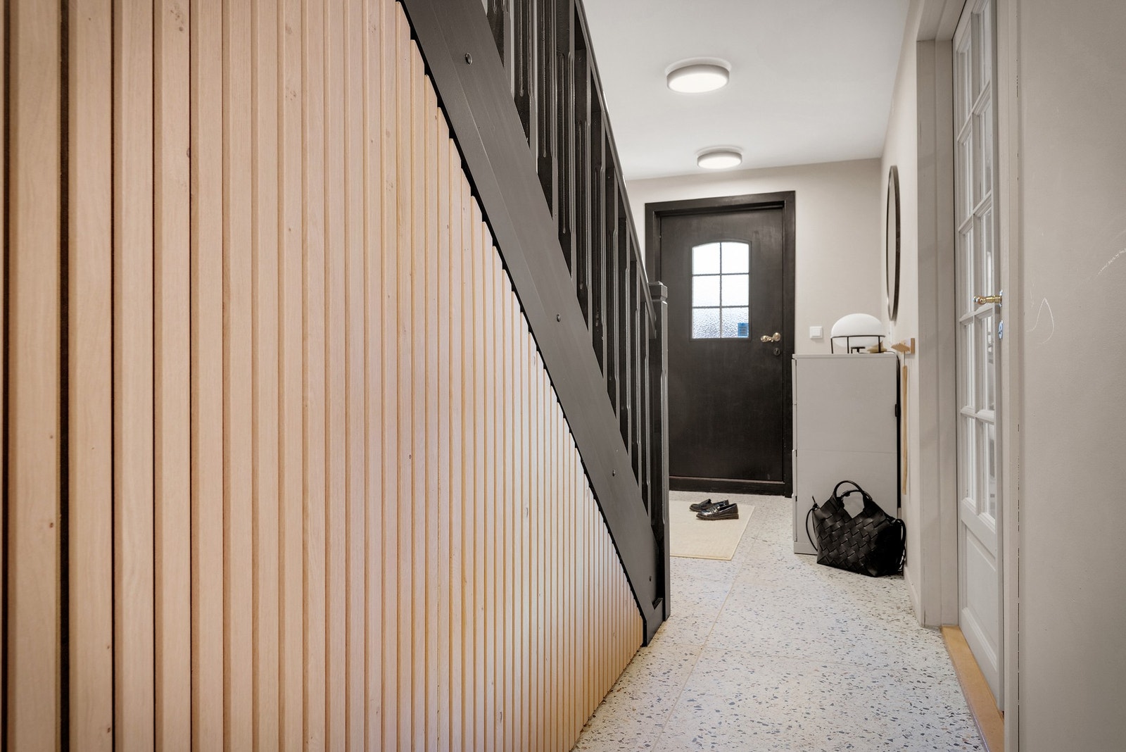 Smart løsning med garderobeløsning under trapp. Galleribilde