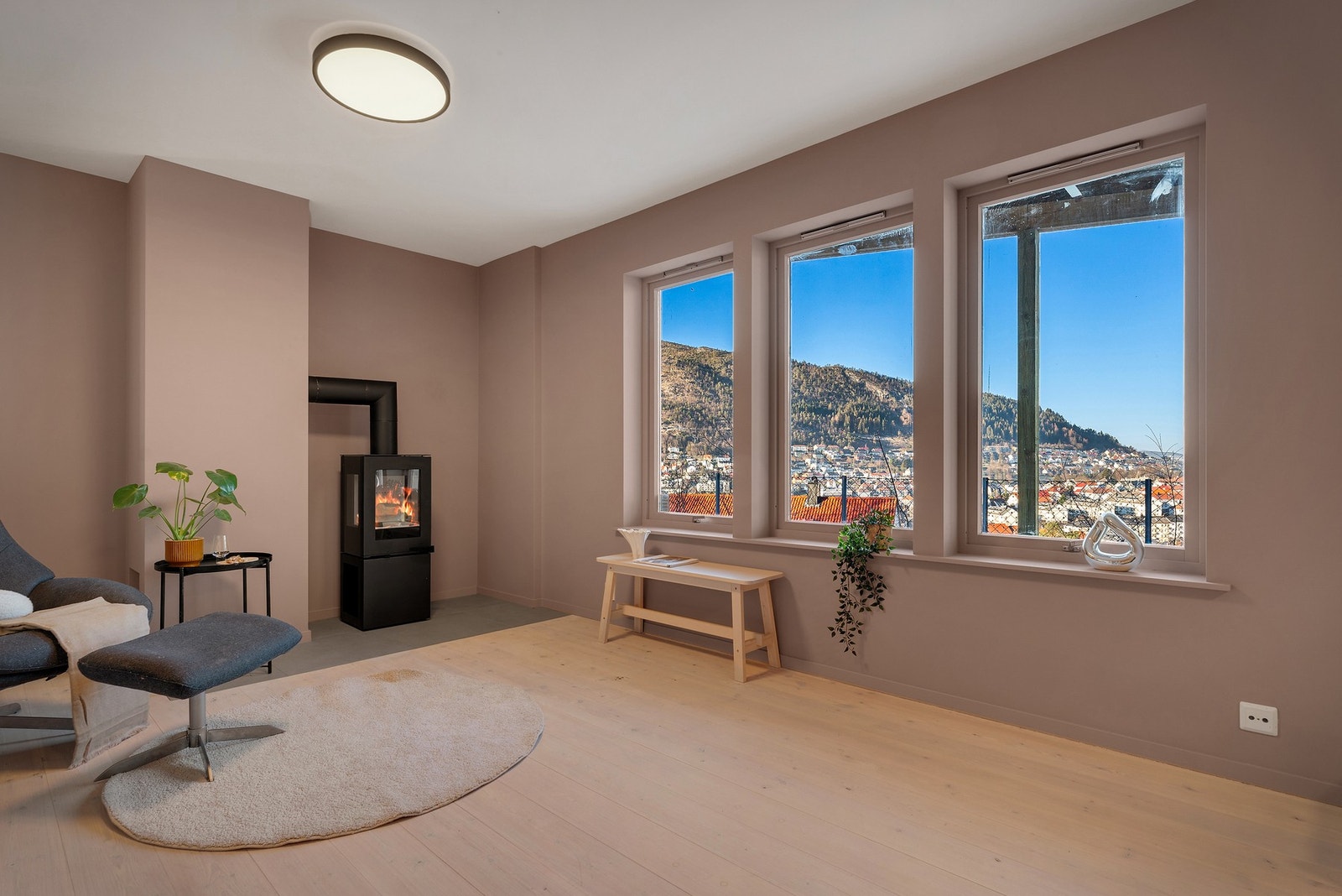 TV-stue med varmekabler i gulv og ny peisovn. Galleribilde