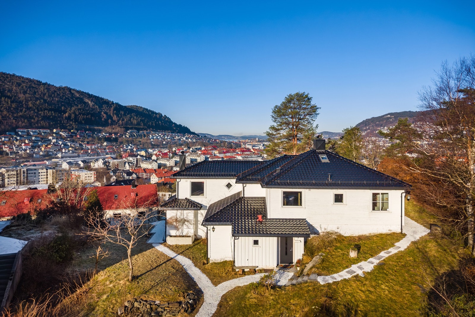 Ny taktekking i 2022 med glaserte takstein. Galleribilde