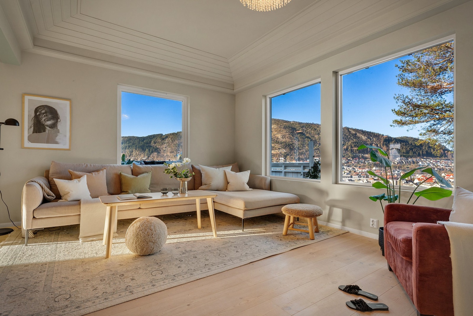 God planløsning der stuen er naturlig oppdelt i ulike soner for salong, spisestue og kjøkken. Galleribilde