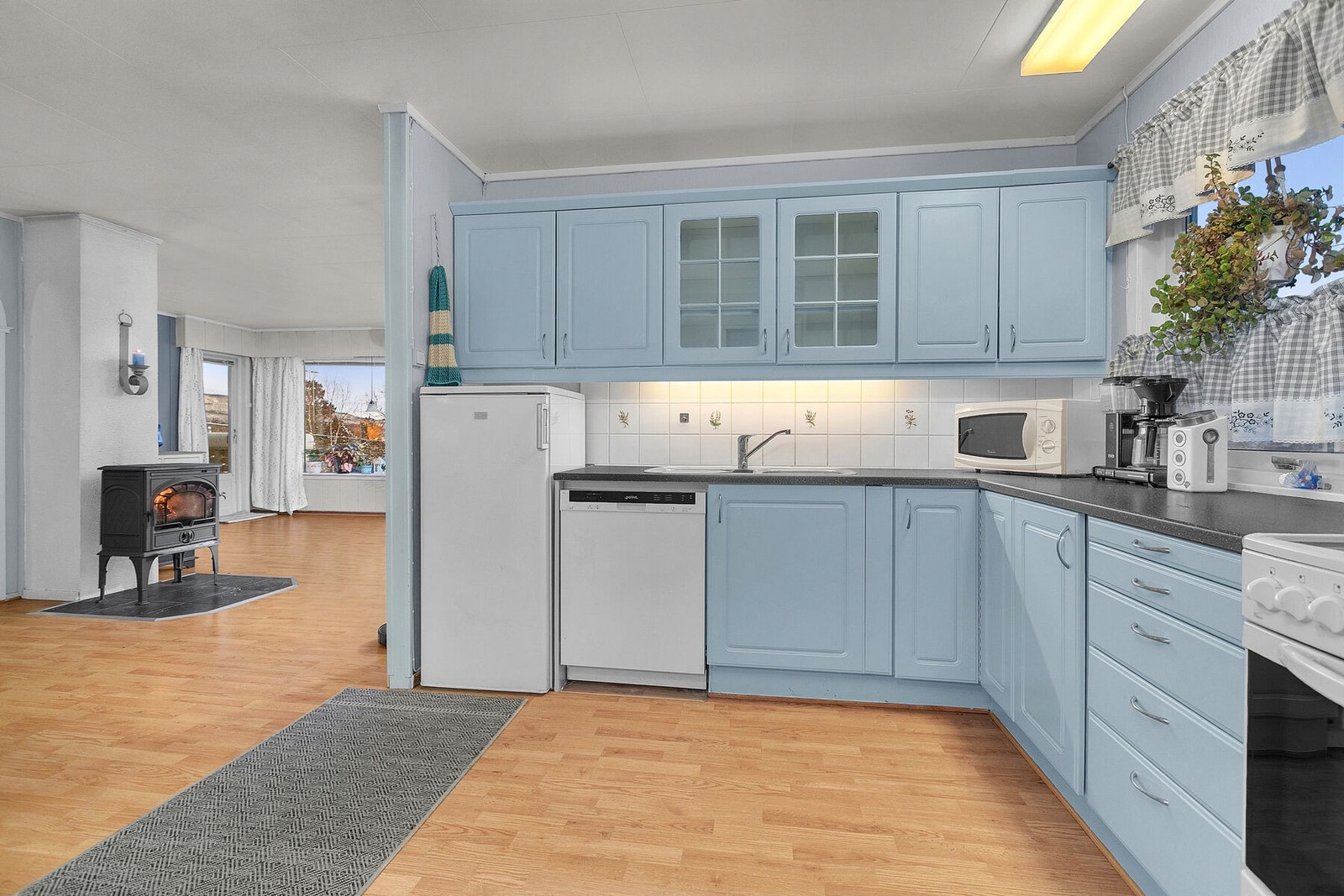 Åpen kjøkkenløsning mot stuen Galleribilde