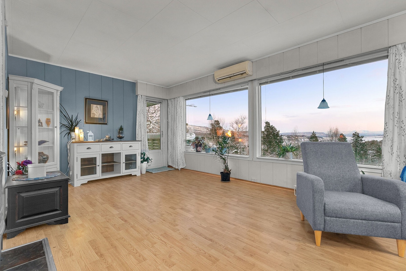 Stue med varmepumpe og vedovn og fin utsikt. Galleribilde