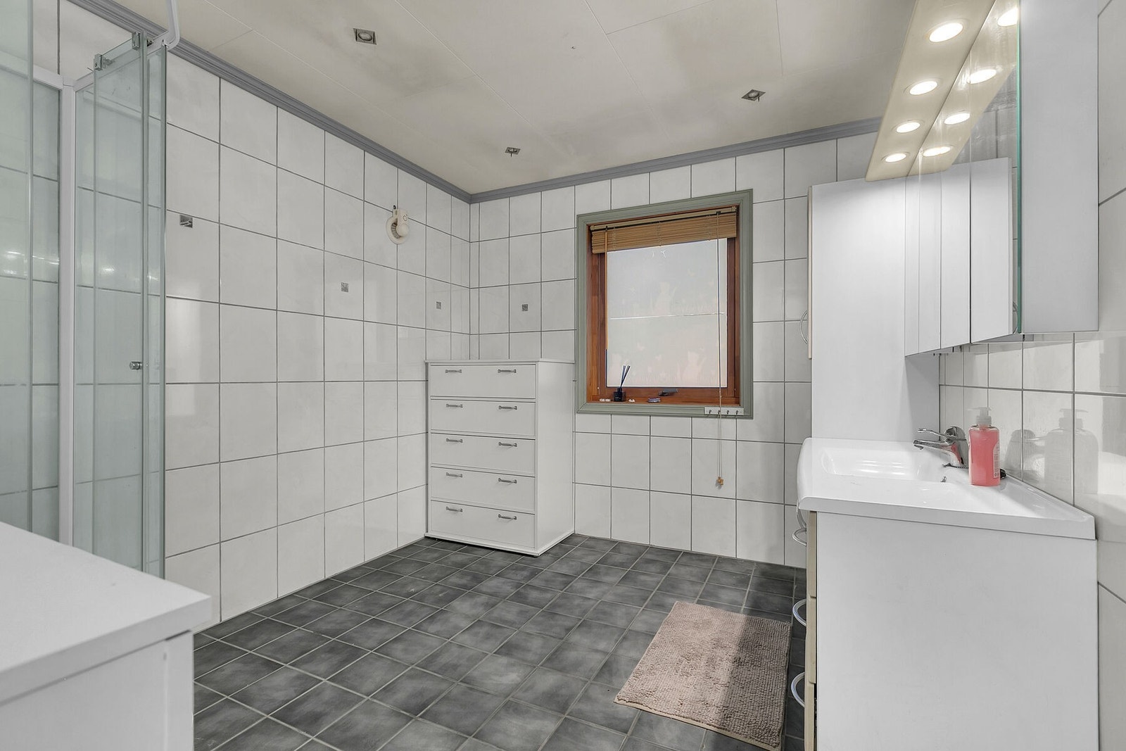 Flislagt bad og varme i gulv. Galleribilde