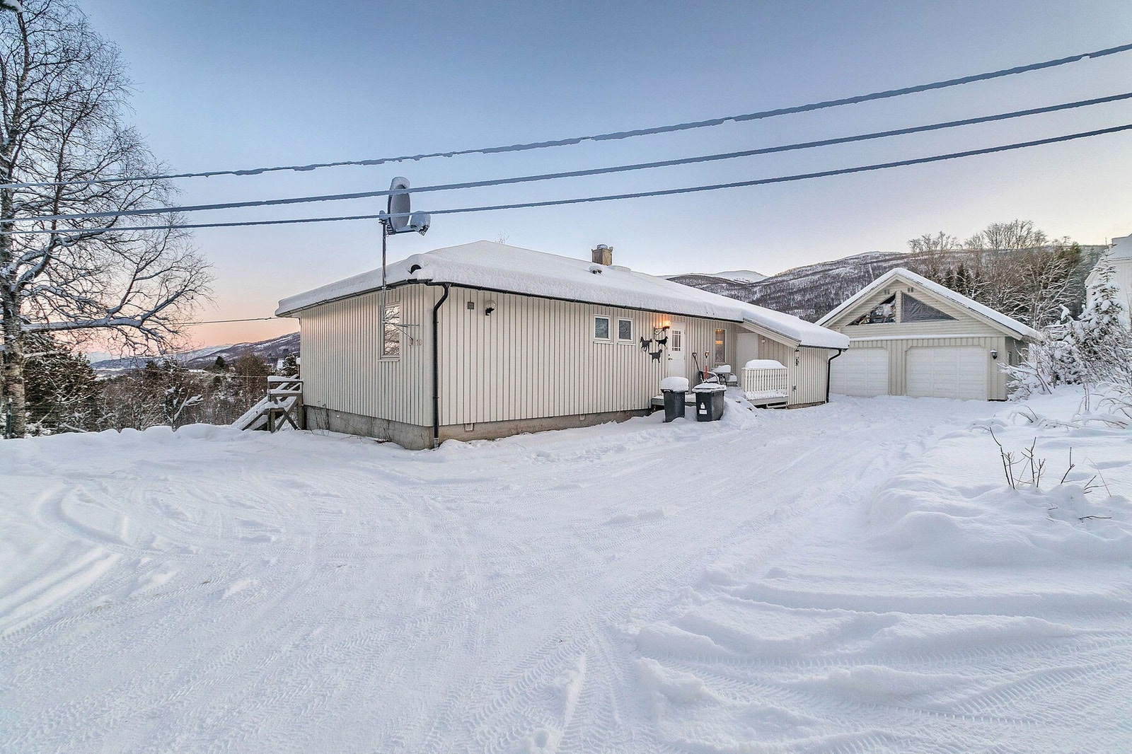 På eiendommen er det godt med parkering på gårdsplassen og i garasjen. Galleribilde