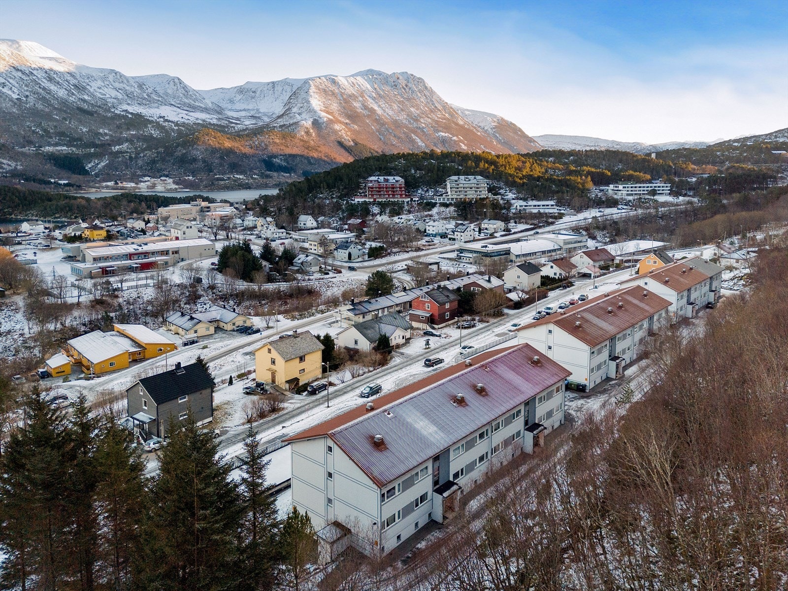 Barne-, ungdoms- og videregående skole, samt barnehagen i kort avstand fra eiendommen Galleribilde