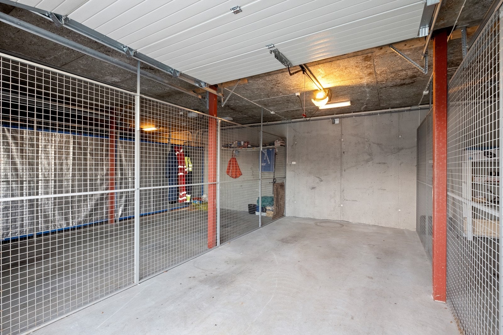 Tilhørende garasjeplass på ca. 18 m² i felles parkeringsanlegg Galleribilde